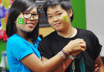 Một người chuyển giới từ nữ sang nam đang làm việc tại Trung tâm Bảo vệ quyền của người đồng tính, song tính và chuyển giới ICS (bên phải)) Ảnh: T.Mận/ Pháp luật Việt Nam. Người chuyển giới từ nữ sang nam dễ tìm việc hơn từ nam sang nữ. (Ảnh: Một người chuyển giới từ nữ sang nam đang làm việc tại Trung tâm Bảo vệ quyền của người đồng tính, song tính và chuyển giới ICS (bên phải)) Ảnh: T.MẬN/ Pháp luật Việt Nam