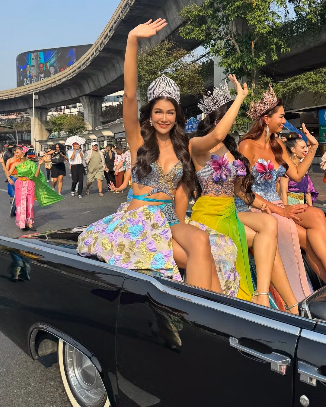 Hoa hậu Hoàn vũ Thái Lan 2021 Anchilee Scott-Kemmis, Hoa hậu Hoàn vũ Thái Lan 2015 Aniporn Chalermburanawong, Hoa hậu Hoàn vũ Thái Lan 2016 Namtan Chalita Suansane diện trang phục rực rỡ, nổi bật khi ngồi trên xe diễu hành. Hoa hậu Hoàn vũ Thái Lan 2021 Anchilee Scott-Kemmis, Hoa hậu Hoàn vũ Thái Lan 2015 Aniporn Chalermburanawong, Hoa hậu Hoàn vũ Thái Lan 2016 Namtan Chalita Suansane diện trang phục rực rỡ, nổi bật khi ngồi trên xe diễu hành.