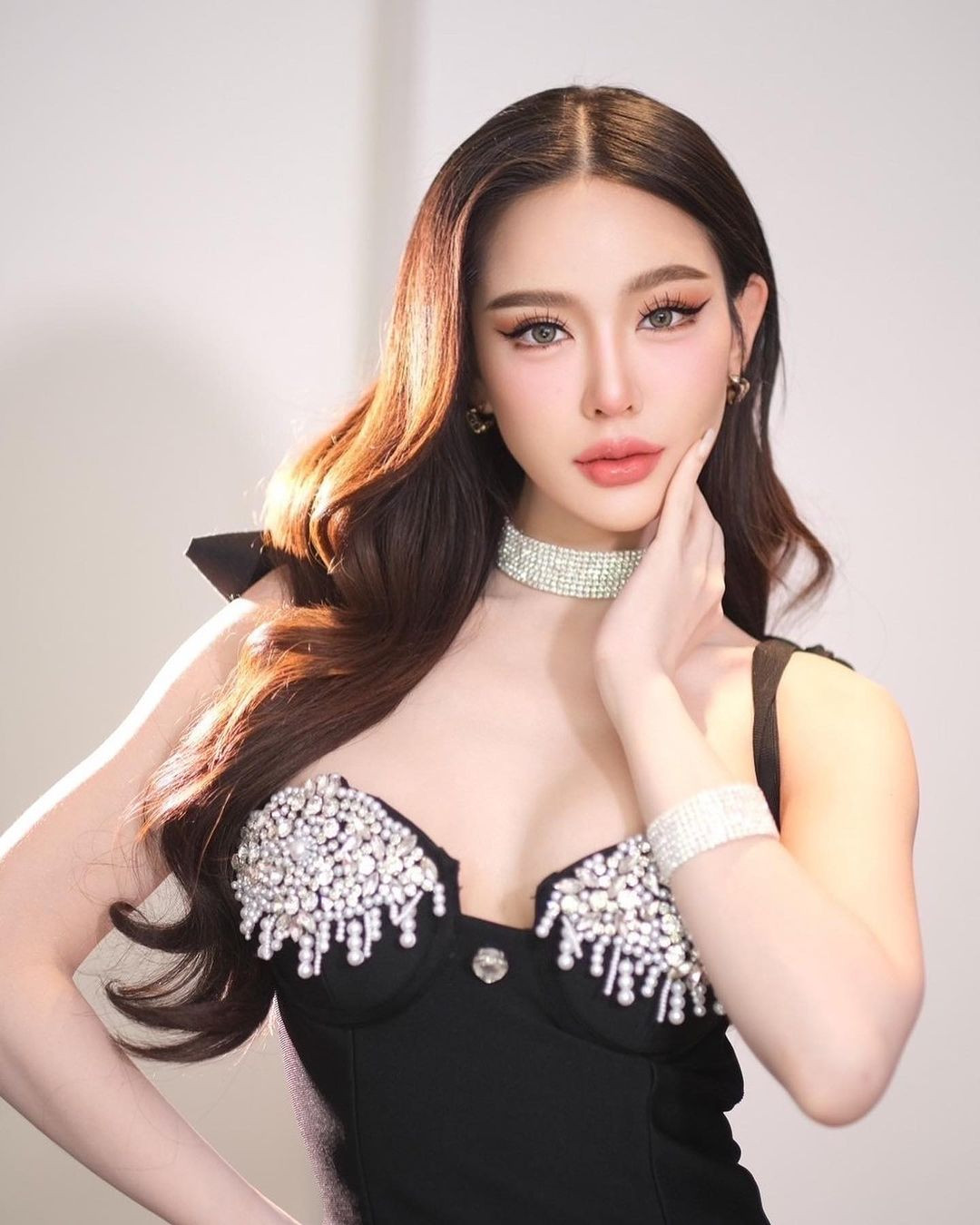 Malin Chara-anan là CEO của một thương hiệu mỹ phẩm và KOL trên mạng xã hội.