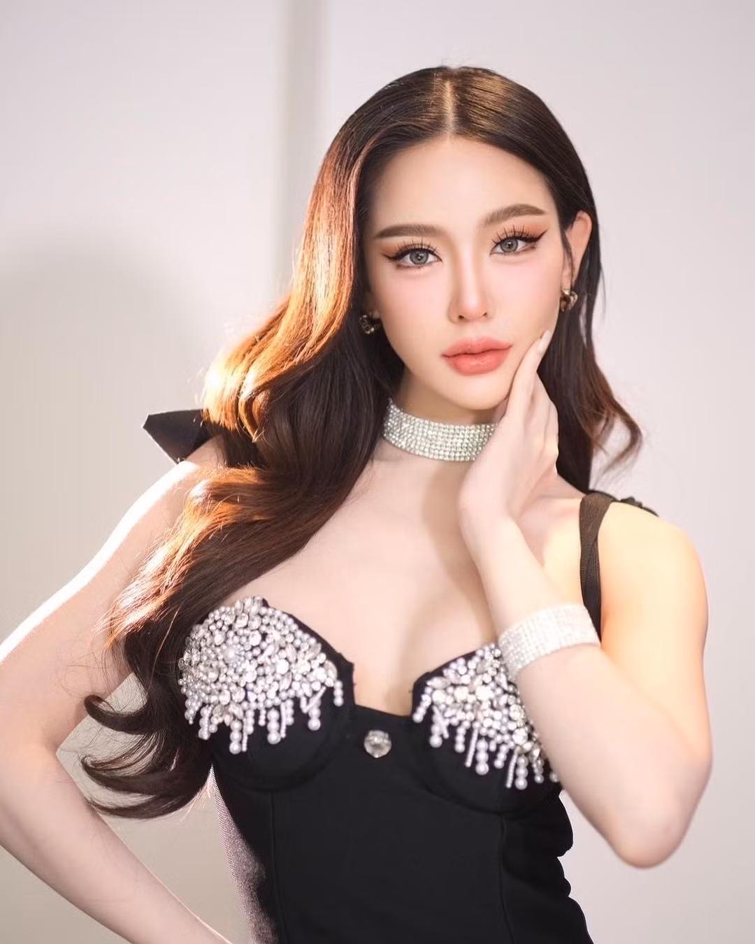 Malin Chara-anan là CEO của một thương hiệu mỹ phẩm và KOL trên mạng xã hội. Malin Chara-anan là CEO của một thương hiệu mỹ phẩm và KOL trên mạng xã hội.