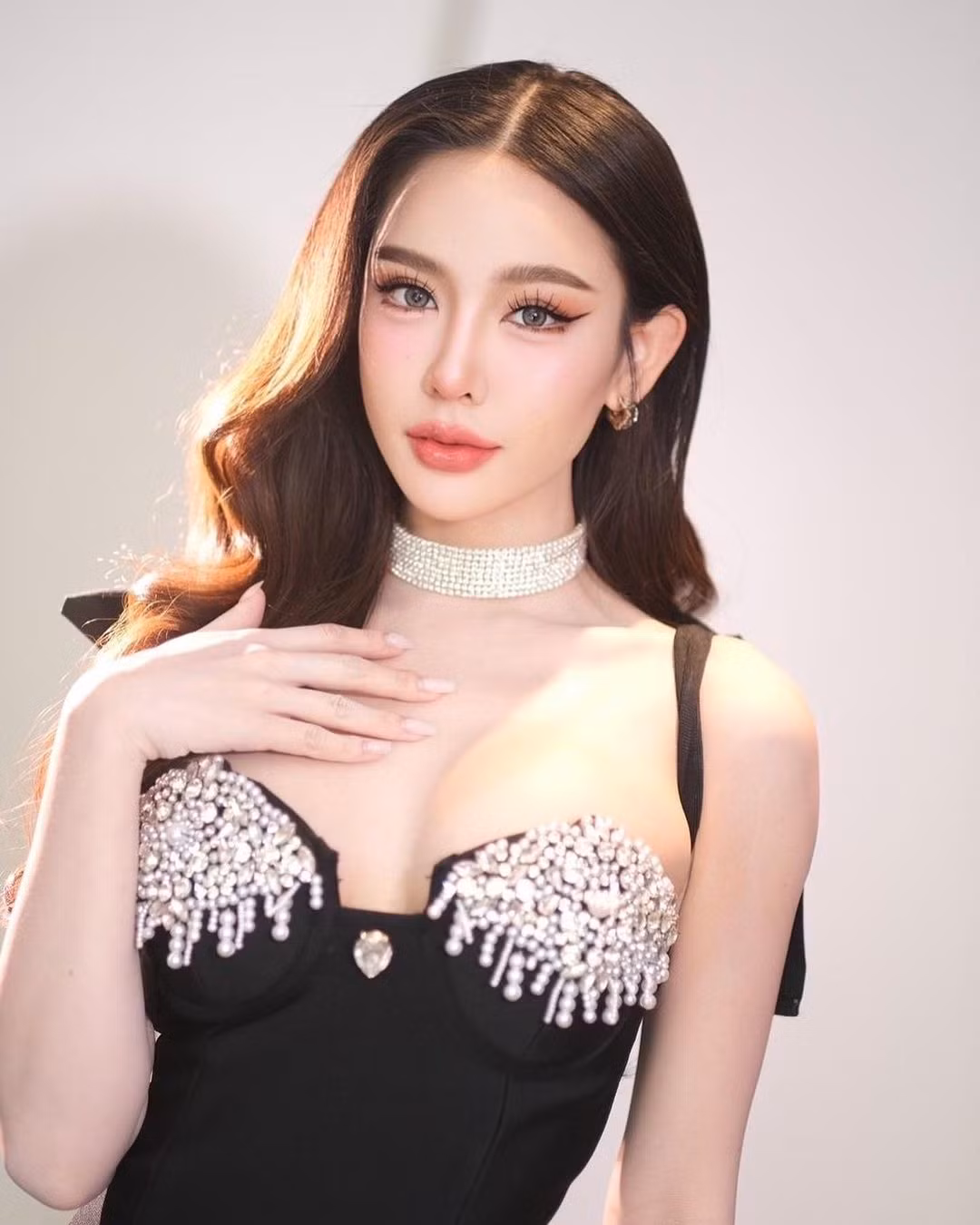 Malin Chara-anan là CEO của một thương hiệu mỹ phẩm và KOL trên mạng xã hội. Malin Chara-anan là CEO của một thương hiệu mỹ phẩm và KOL trên mạng xã hội.
