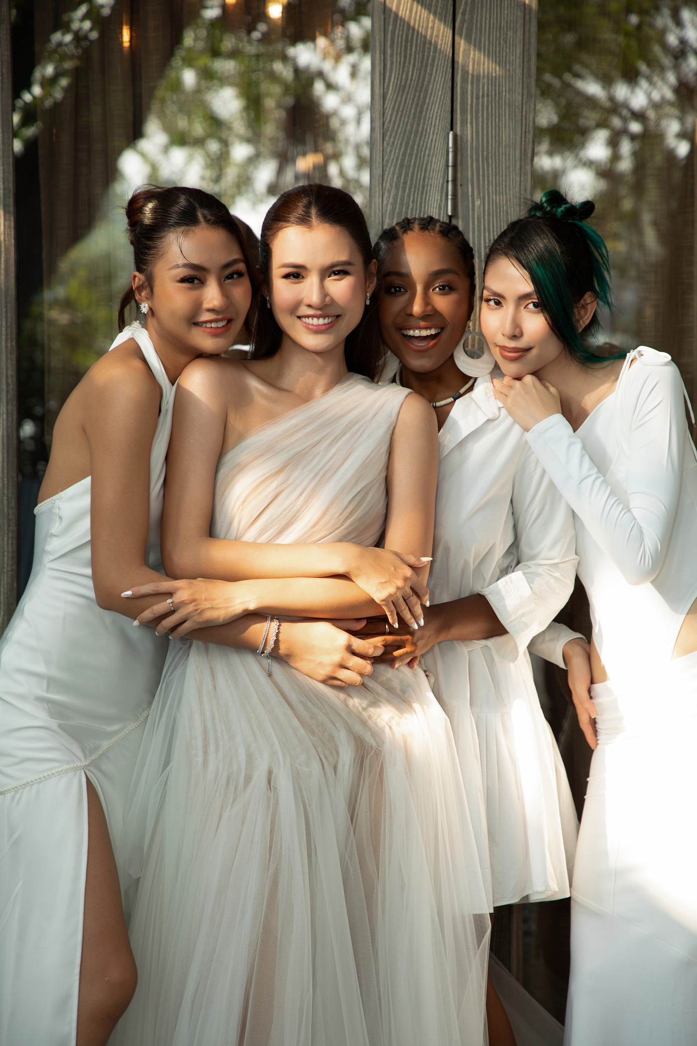 Bùi Thị Xuân Hạnh, Thùy Dương và Huỳnh Thị Cẩm Tiên chụp ảnh kỷ niệm với Cao Thiên Trang. Bùi Thị Xuân Hạnh, Thùy Dương và Huỳnh Thị Cẩm Tiên chụp ảnh kỷ niệm với Cao Thiên Trang.