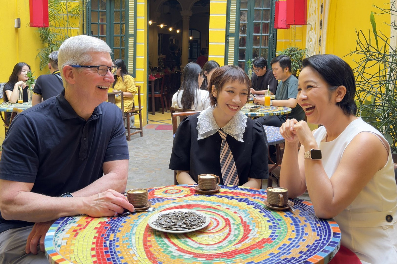 CEO Apple Tim Cook thưởng thức món cà phê trứng cùng hai mẹ con ca sỹ Mỹ Linh và Mỹ Anh tại một quán cà phê ở Hàng Bè. Ảnh: X.
