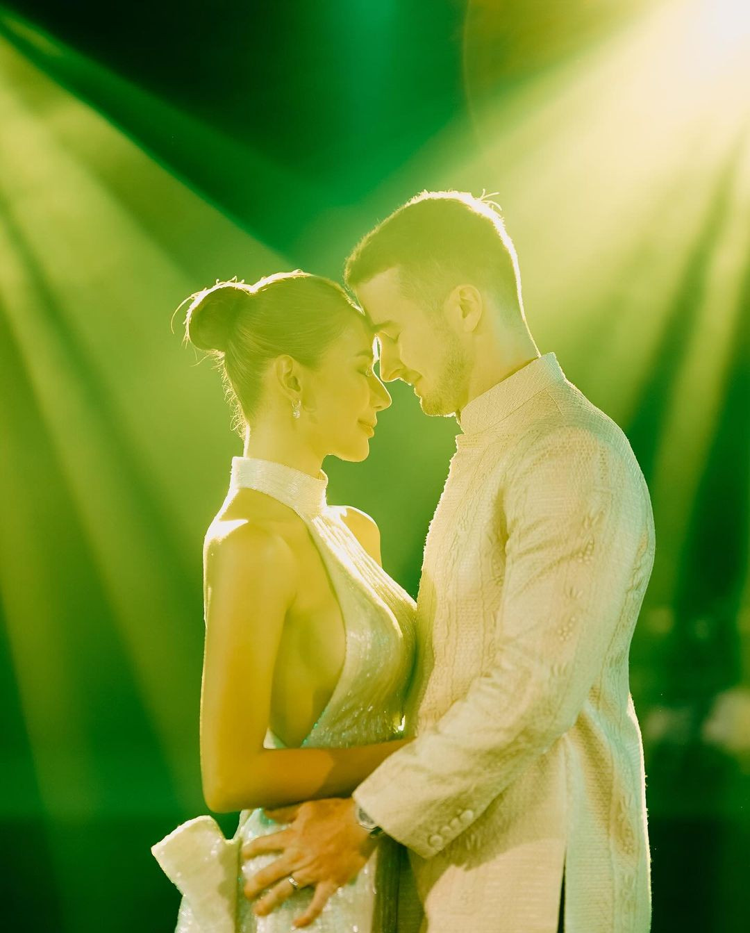 Á hậu 1 Hoa hậu Hòa bình 2020 Samantha Bernardo tổ chức hôn lễ với chồng ngoại quốc.