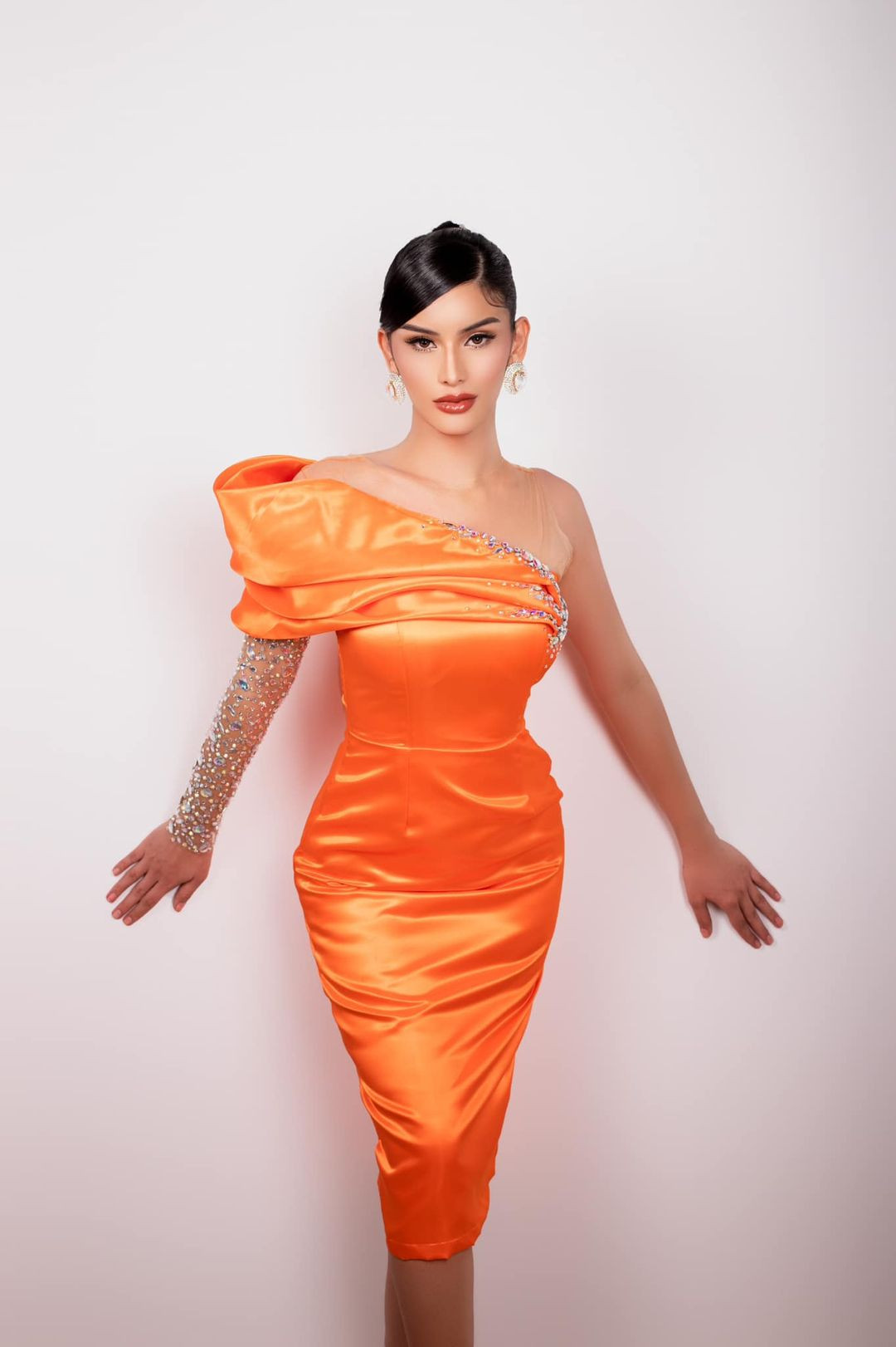 Sophia là người đẹp có kinh nghiệm thi sắc đẹp. Cô từng tham gia Miss International Queen Philippines vào năm ngoái và lọt vào top 10 chung cuộc.