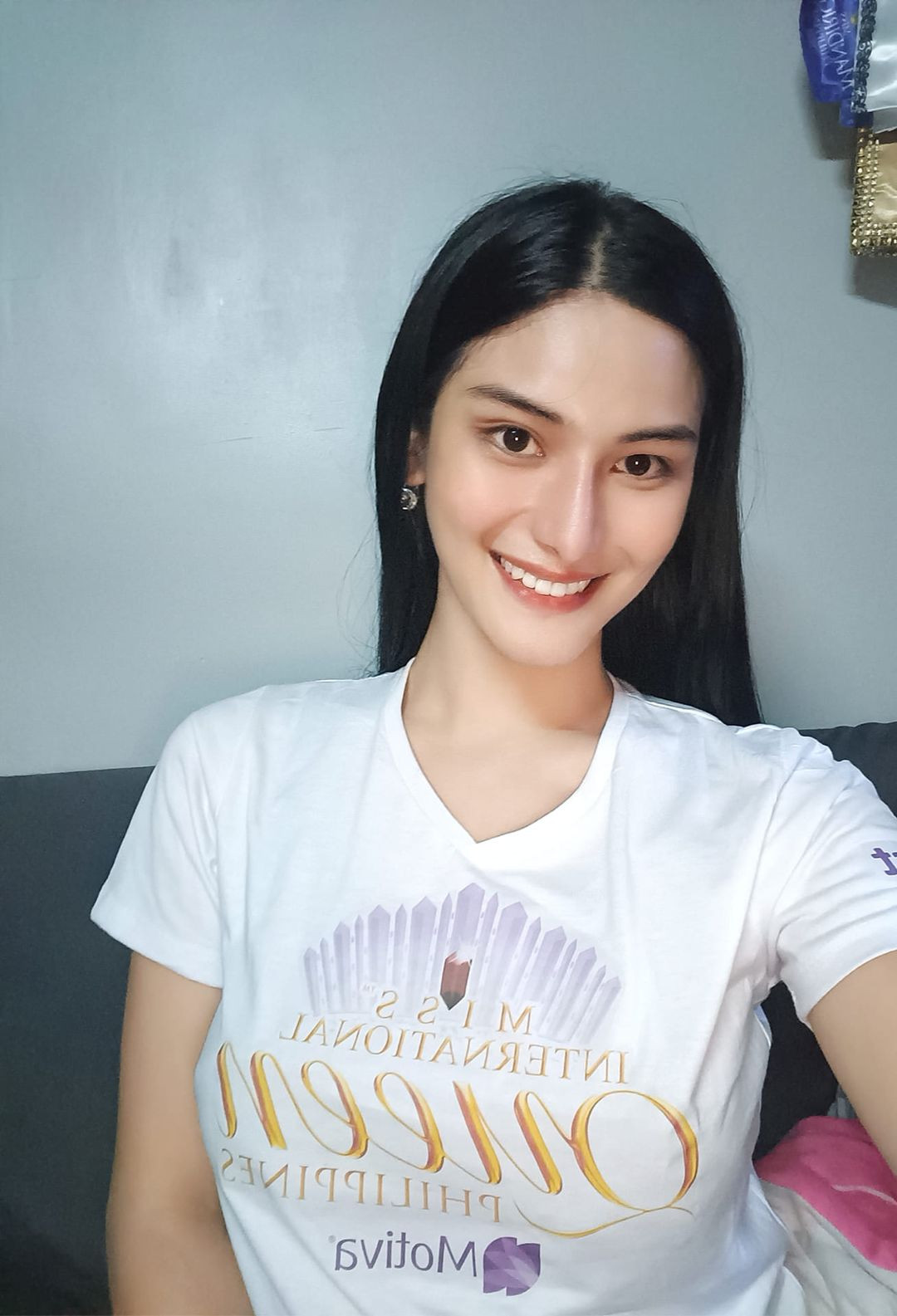 Sophia năm nay 26 tuổi, được nhận xét có nhan sắc ngọt ngào. Mặt mộc của cô được khen ngợi nữ tính.