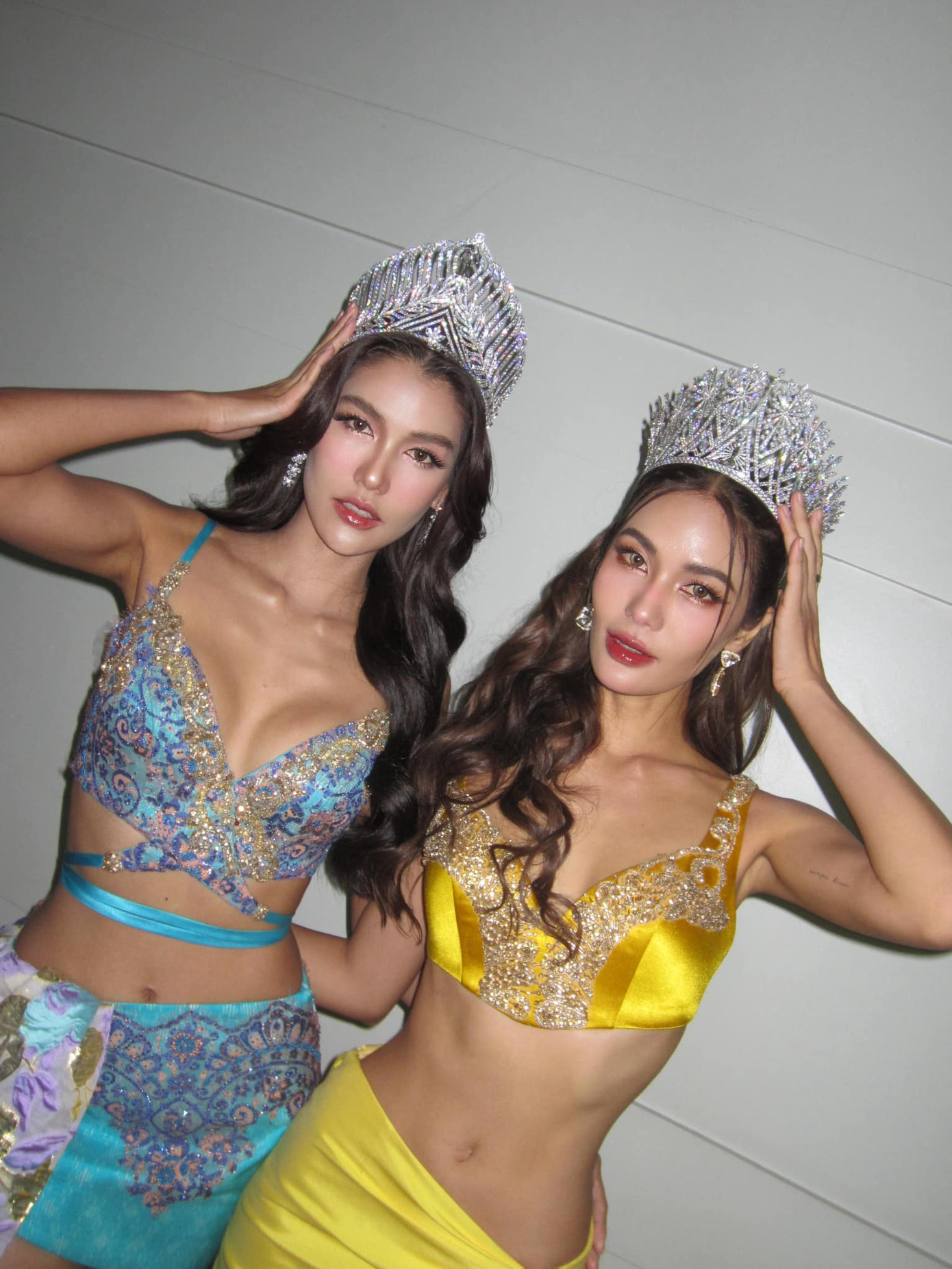 Dàn người đẹp chuẩn bị kỹ càng, chuyên nghiệp cho sự xuất hiện tại lễ hội. Họ còn đội vương miện lộng lẫy.