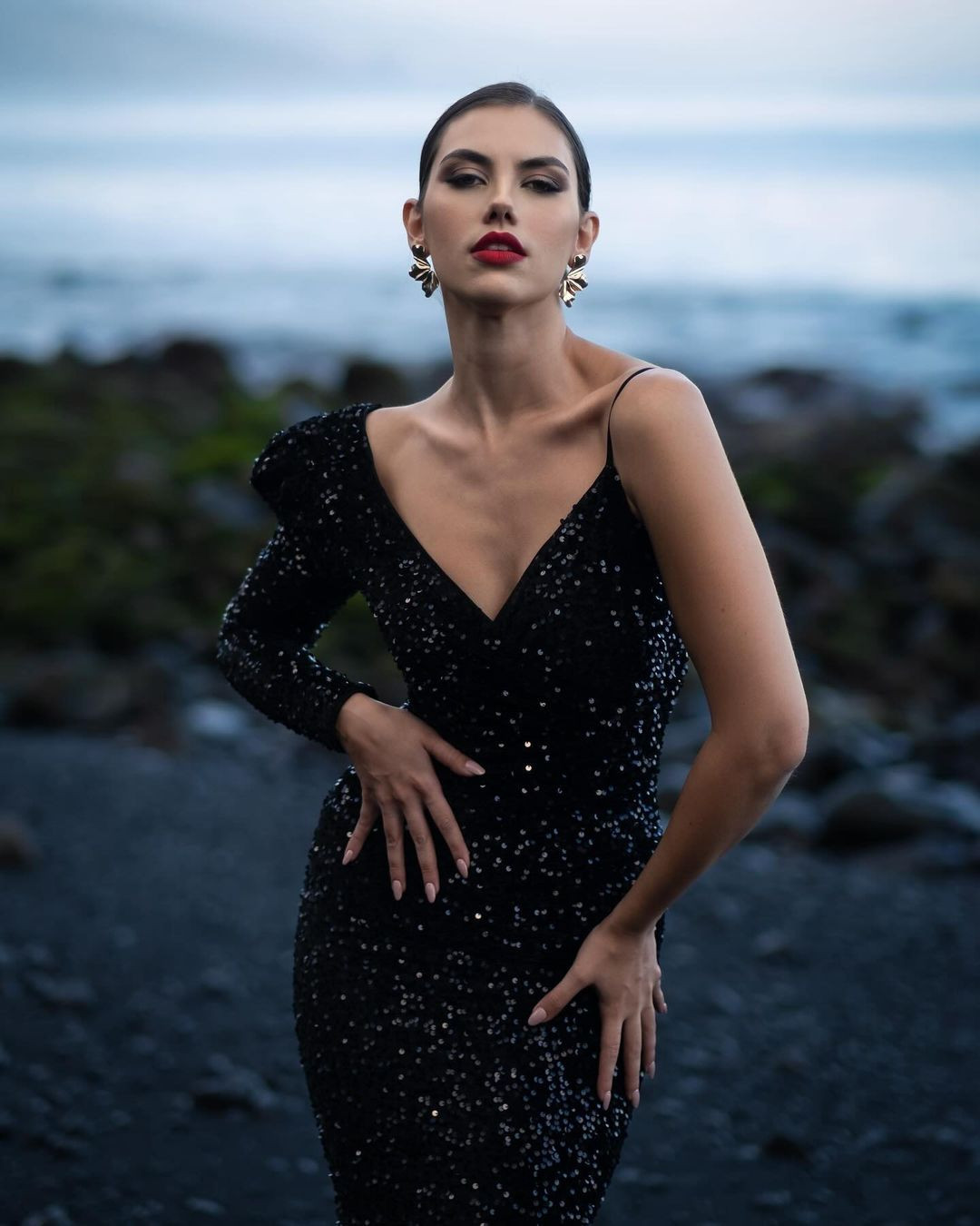 Elizabeth là người đẹp có kinh nghiệm thi sắc đẹp ấn tượng. Cô từng giành danh hiệu Hoa hậu Quốc tế Tây Ban Nha và đại diện quốc gia tham dự Hoa hậu Quốc tế 2017 nhưng không giành thành tích.