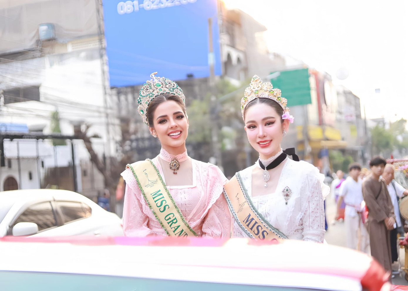 Đương kim Hoa hậu Hòa bình Quốc tế 2023 Luciana Fuster và đương kim Hoa hậu Hòa bình Thái Lan 2024 Malin Chara-anan diện trang phục truyền thống Thái Lan khi diễu hành qua các tuyến phố trong khuôn khổ lễ hội té nước Songkran 2024.