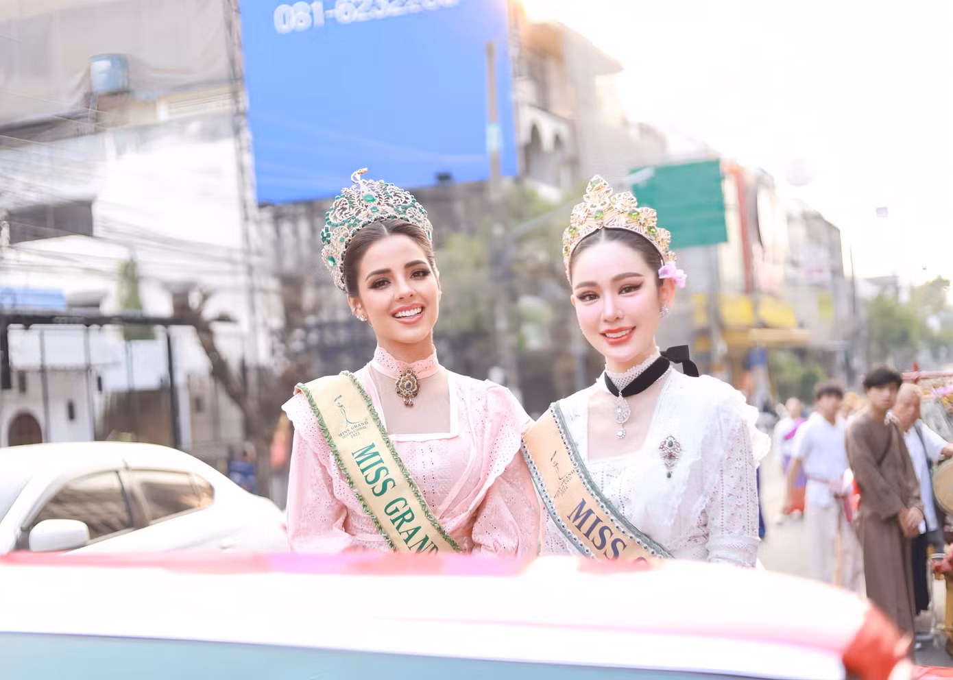 Đương kim Hoa hậu Hòa bình Quốc tế 2023 Luciana Fuster và đương kim Hoa hậu Hòa bình Thái Lan 2024 Malin Chara-anan diện trang phục truyền thống Thái Lan khi diễu hành qua các tuyến phố trong khuôn khổ lễ hội té nước Songkran 2024. Đương kim Hoa hậu Hòa bình Quốc tế 2023 Luciana Fuster và đương kim Hoa hậu Hòa bình Thái Lan 2024 Malin Chara-anan diện trang phục truyền thống Thái Lan khi diễu hành qua các tuyến phố trong khuôn khổ lễ hội té nước Songkran 2024.
