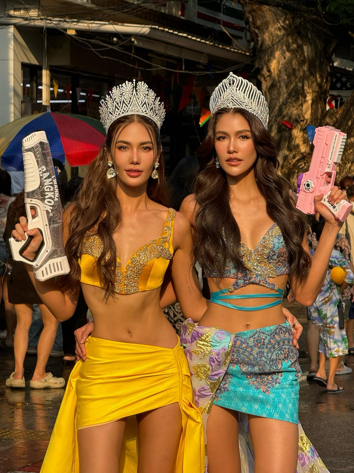 Các người đẹp thích thú khi hòa mình vào không khí vui nhộn trên đường phố của lễ hội Songkran.