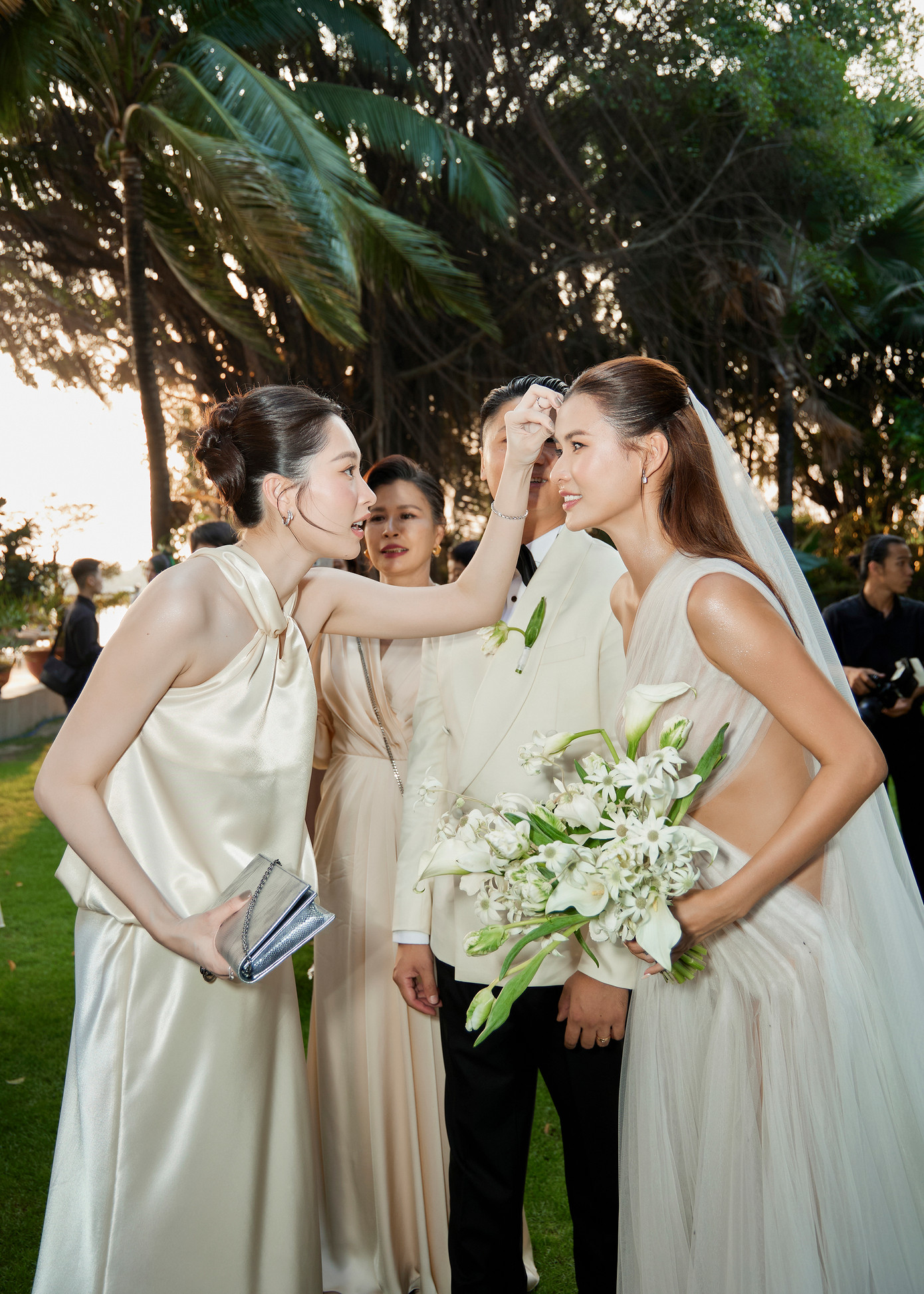 Đặng Thu Thảo chăm chú theo dõi Cao Thiên Trang và chồng làm lễ trên sân khấu. Người đẹp còn cẩn thận giúp Cao Thiên Trang chỉnh trang lại make-up trước khi vào tiệc. Đặng Thu Thảo chăm chú theo dõi Cao Thiên Trang và chồng làm lễ trên sân khấu. Người đẹp còn cẩn thận giúp Cao Thiên Trang chỉnh trang lại make-up trước khi vào tiệc.