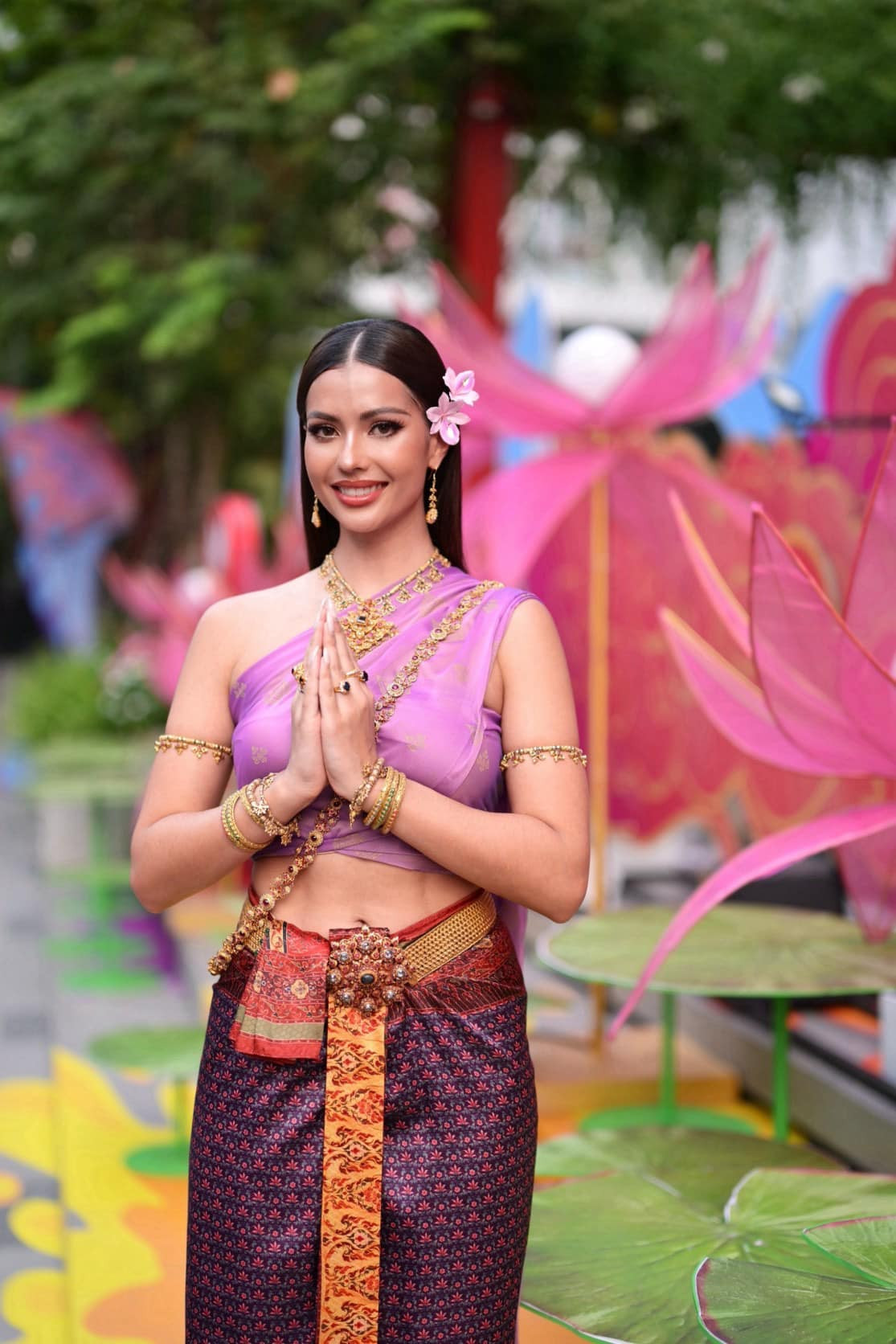 Á hậu 1 Hoa hậu Hoàn vũ 2023 Anntonia Porsild duyên dáng với trang phục truyền thống.