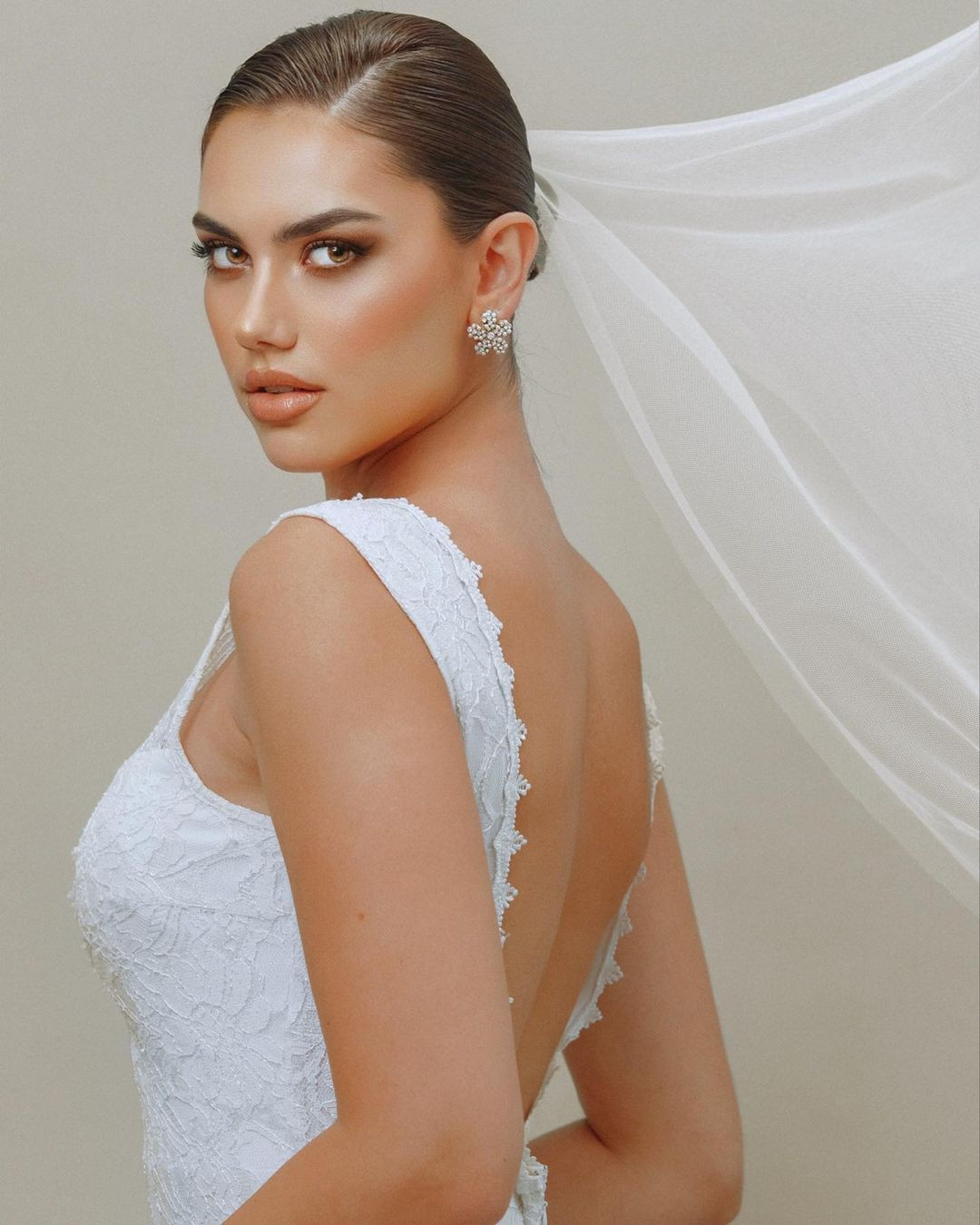 Elizabeth cũng cho biết mặc dù thế giới sắc đẹp thường mang trong mình những định kiến nhất định về hình dáng phụ nữ và sự cạnh tranh giữa những cô gái trẻ nhưng cô muốn chấm dứt hình ảnh này trong các cuộc thi hoa hậu. "Tôi chưa bao giờ có bất kỳ sự ganh đua hay vấn đề gì với các cô gái khác. Ngược lại, tất cả đều tử tế với tôi", cô nói.