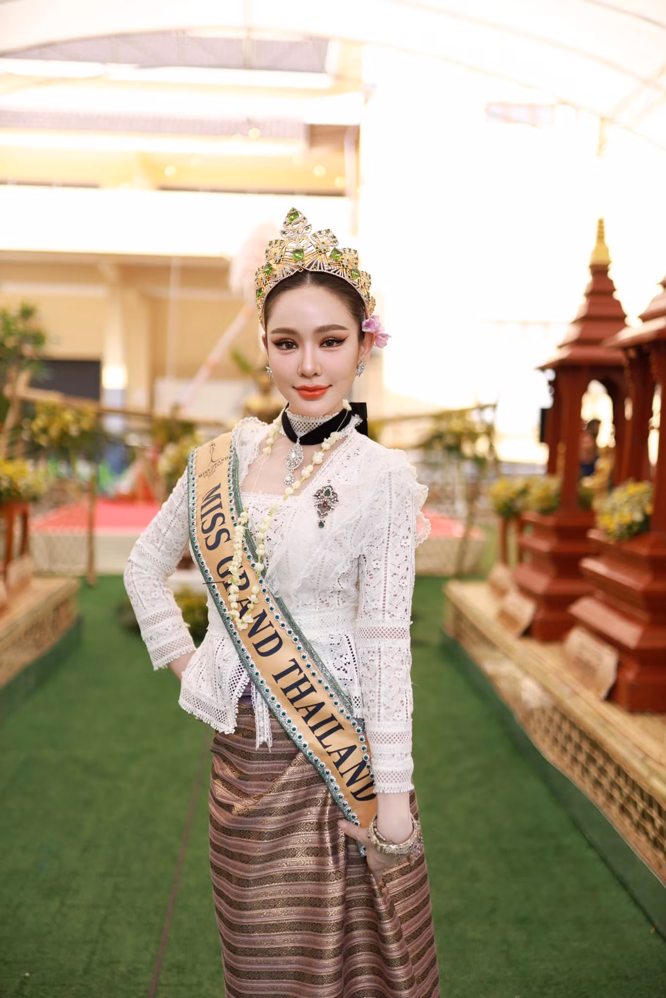 Hai người đẹp đọ sắc nữ tính, thanh lịch với trang phục truyền thống Thái Lan. Hai người đẹp đọ sắc nữ tính, thanh lịch với trang phục truyền thống Thái Lan.