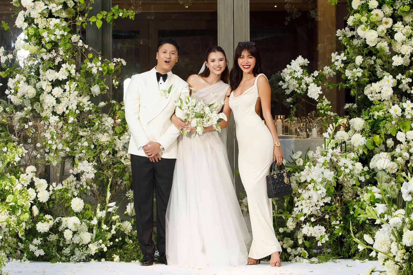 Minh Tú dự tiệc cưới của Cao Thiên Trang hôm 14/4. Minh Tú dự tiệc cưới của Cao Thiên Trang hôm 14/4.