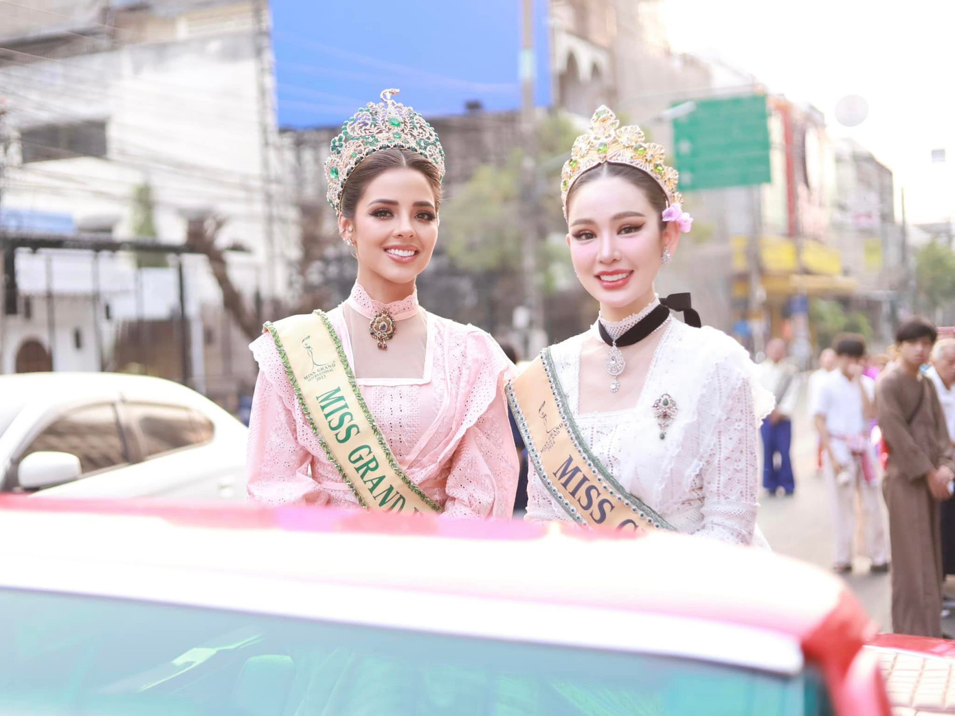 Đương kim Hoa hậu Hòa bình Quốc tế 2023 Luciana Fuster và đương kim Hoa hậu Hòa bình Thái Lan 2024 Malin Chara-anan diện trang phục truyền thống Thái Lan khi diễu hành qua các tuyến phố trong khuôn khổ lễ hội té nước Songkran 2024.