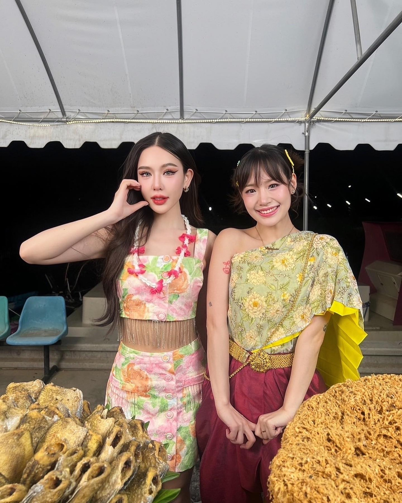 Malin Chara-anan nhảy nhót khi livestream bán hàng.