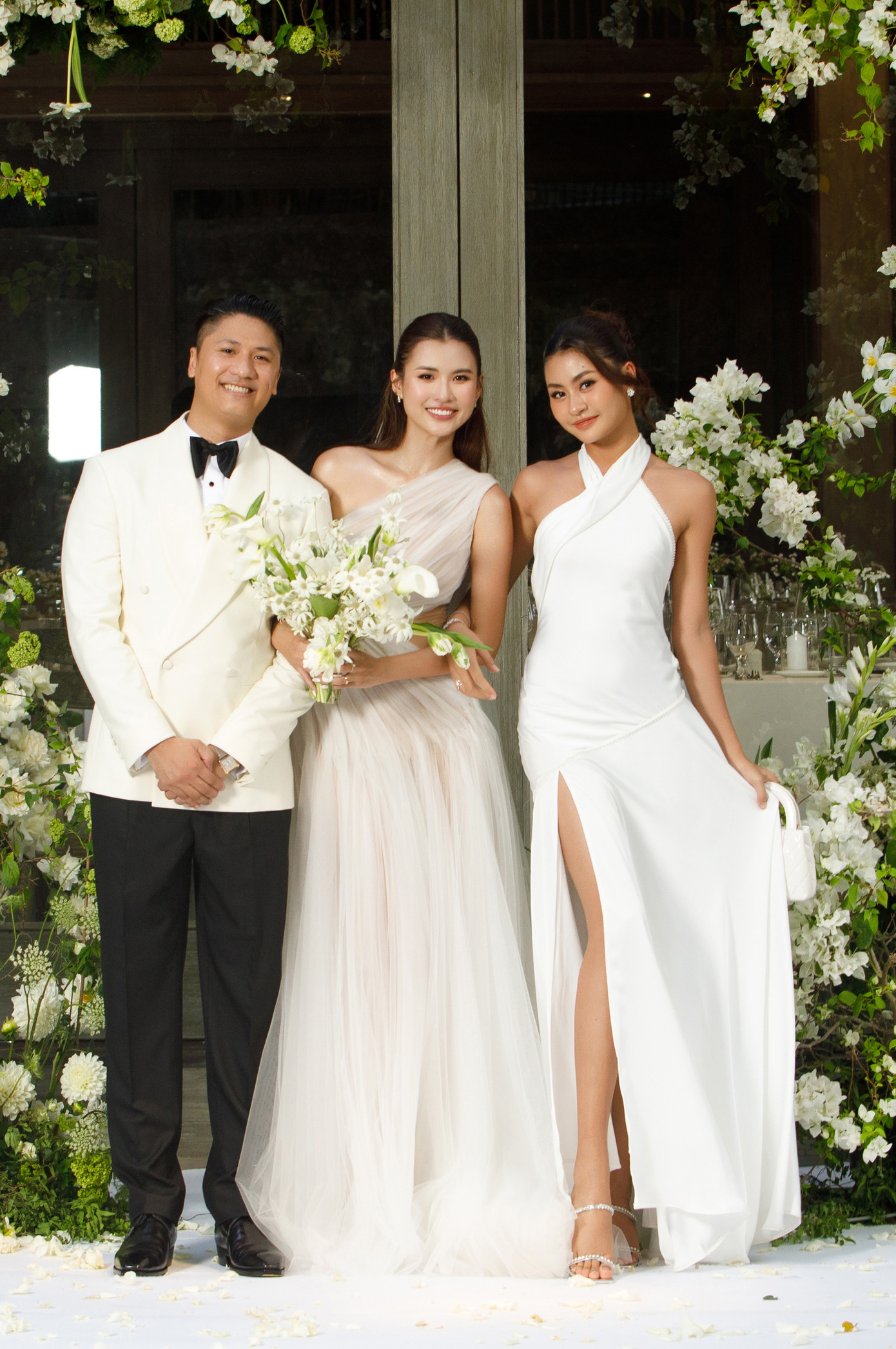 Miss Cosmo Vietnam 2023 Bùi Thị Xuân Hạnh tới chúc mừng Cao Thiên Trang. Hai người đẹp thân thiết trong quá trình tham dự cuộc thi. Miss Cosmo Vietnam 2023 Bùi Thị Xuân Hạnh tới chúc mừng Cao Thiên Trang. Hai người đẹp thân thiết trong quá trình tham dự cuộc thi.