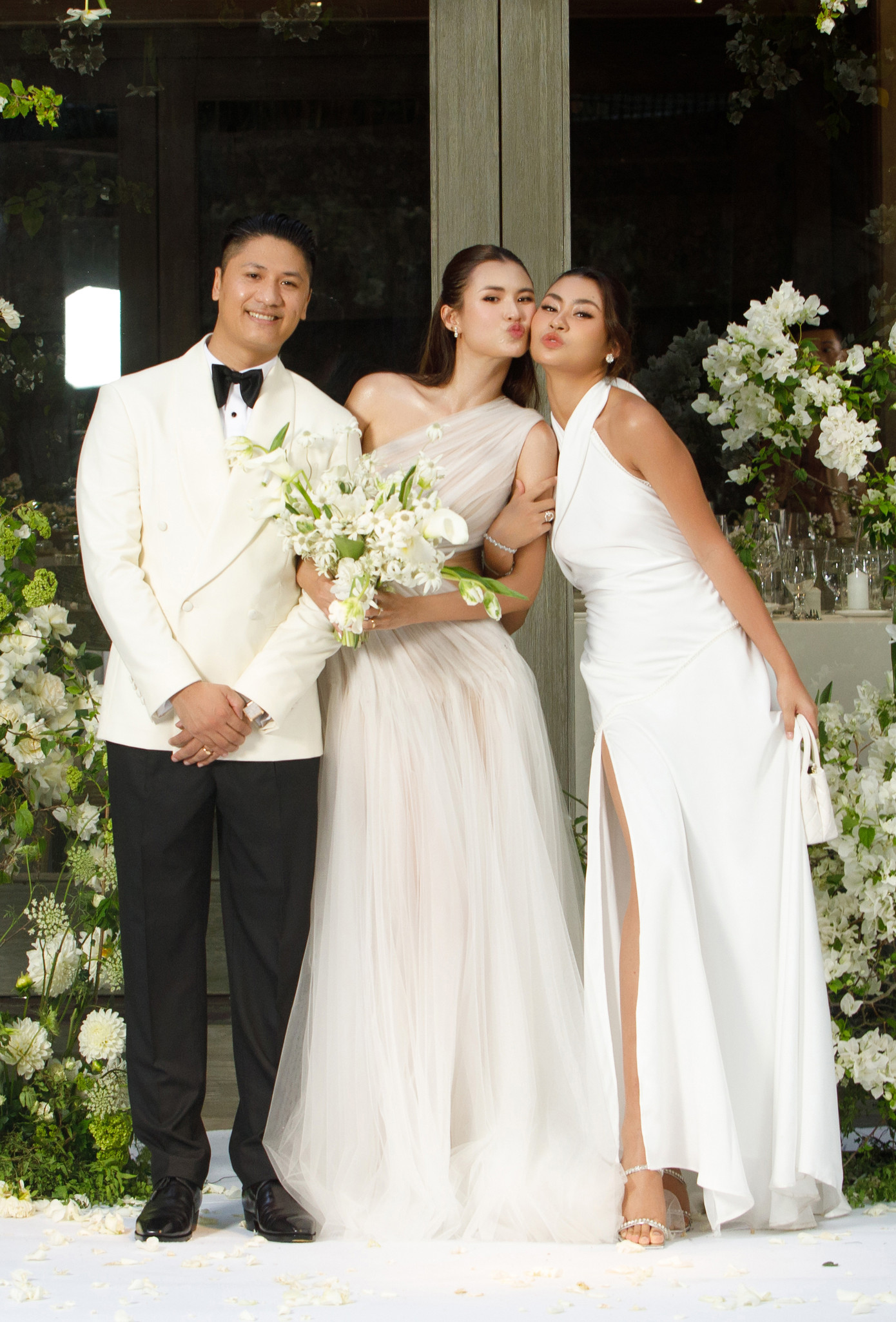 Miss Cosmo Vietnam 2023 Bùi Thị Xuân Hạnh tới chúc mừng Cao Thiên Trang. Hai người đẹp thân thiết trong quá trình tham dự cuộc thi. Miss Cosmo Vietnam 2023 Bùi Thị Xuân Hạnh tới chúc mừng Cao Thiên Trang. Hai người đẹp thân thiết trong quá trình tham dự cuộc thi.