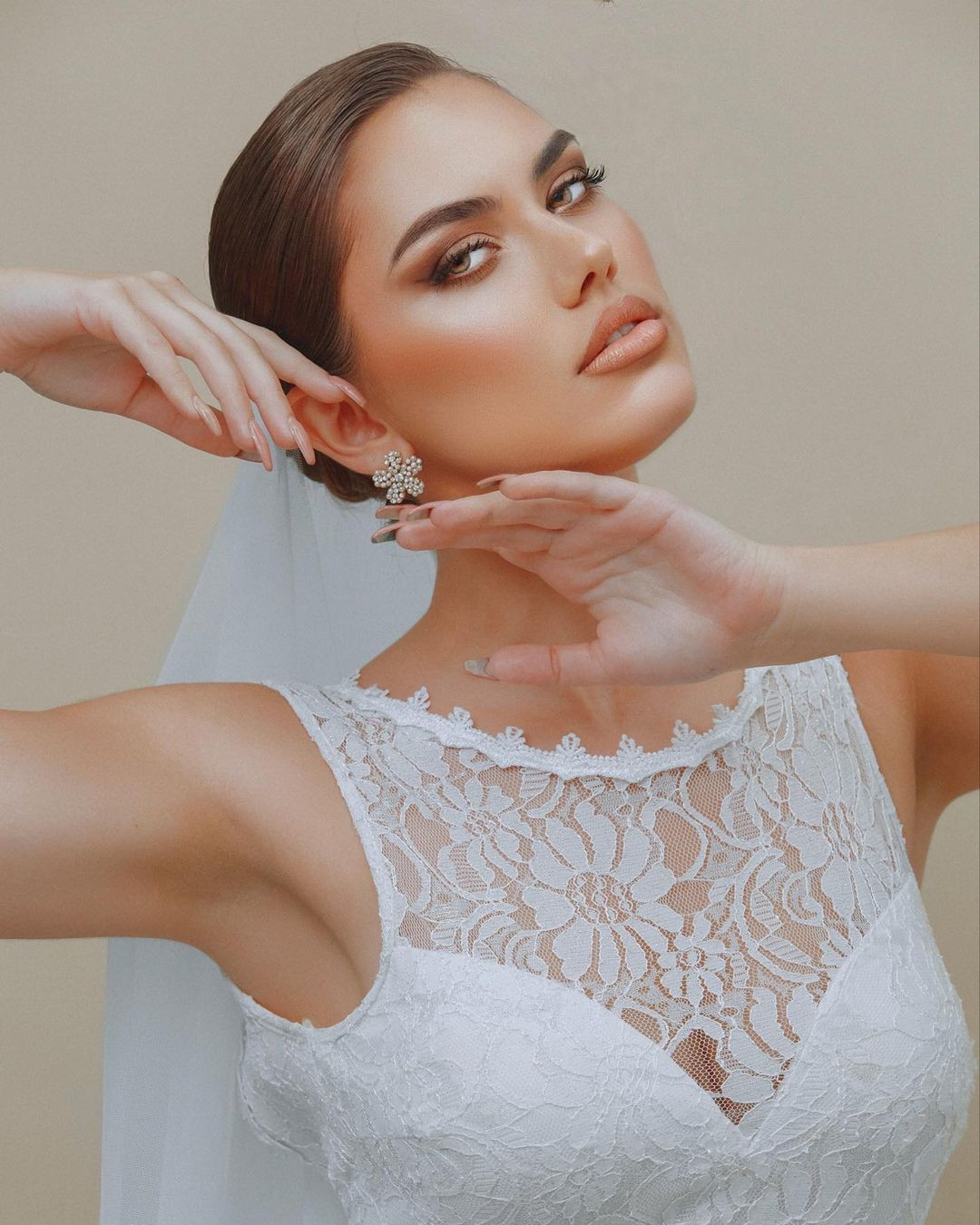 Elizabeth cũng cho biết mặc dù thế giới sắc đẹp thường mang trong mình những định kiến nhất định về hình dáng phụ nữ và sự cạnh tranh giữa những cô gái trẻ nhưng cô muốn chấm dứt hình ảnh này trong các cuộc thi hoa hậu. "Tôi chưa bao giờ có bất kỳ sự ganh đua hay vấn đề gì với các cô gái khác. Ngược lại, tất cả đều tử tế với tôi", cô nói.