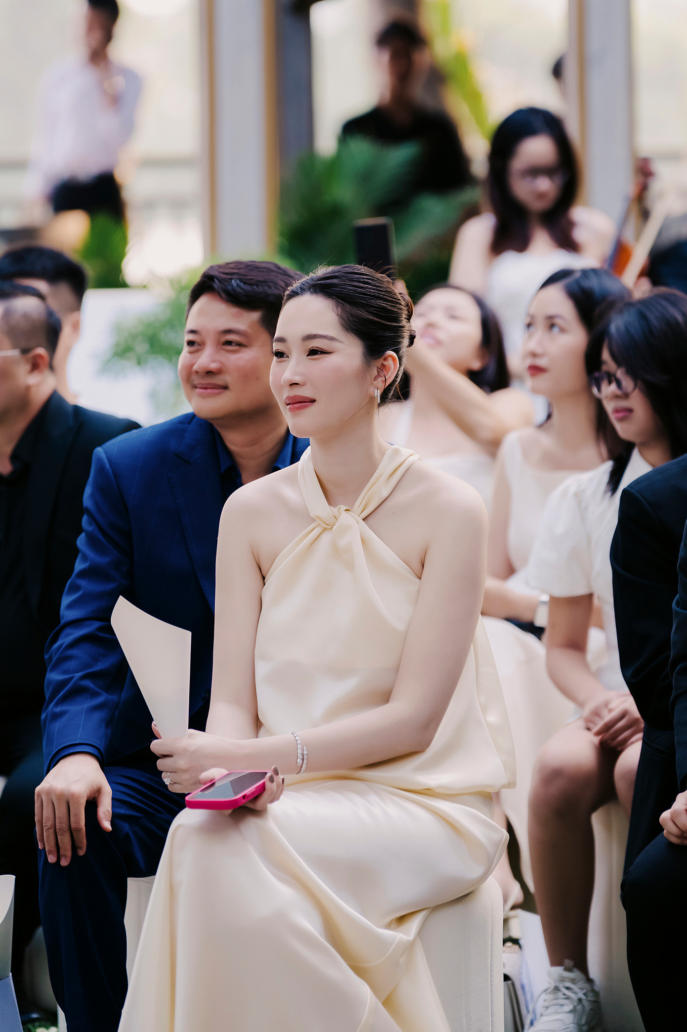 Đặng Thu Thảo chăm chú theo dõi Cao Thiên Trang và chồng làm lễ trên sân khấu. Người đẹp còn cẩn thận giúp Cao Thiên Trang chỉnh trang lại make-up trước khi vào tiệc. Đặng Thu Thảo chăm chú theo dõi Cao Thiên Trang và chồng làm lễ trên sân khấu. Người đẹp còn cẩn thận giúp Cao Thiên Trang chỉnh trang lại make-up trước khi vào tiệc.