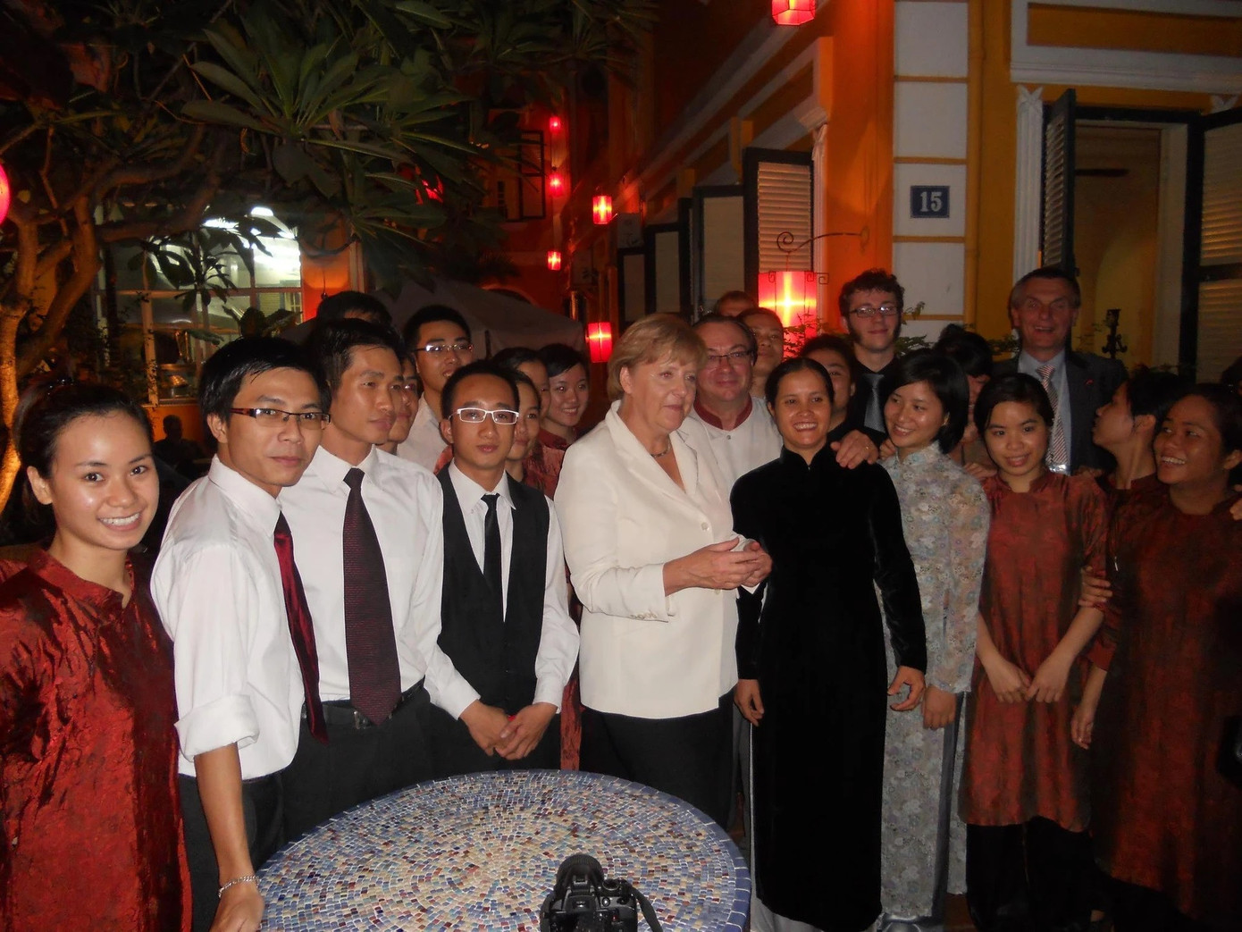 Cựu Thủ tướng Đức Angela Merkel, cựu Thủ tướng Pháp Jean-Pierre Raffarin từng ghé nhà hàng (ảnh: VietnamNet).