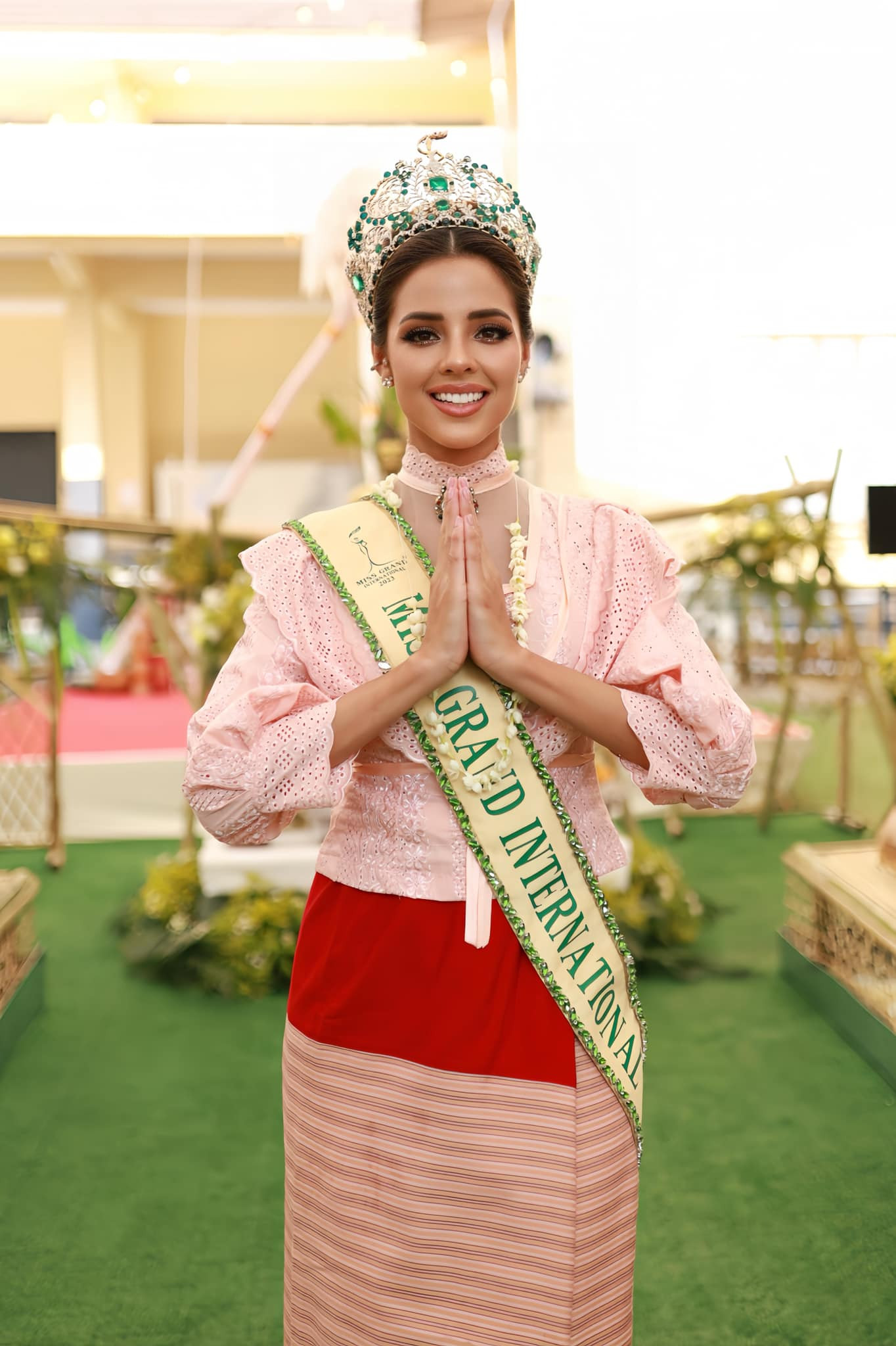 Hai người đẹp đọ sắc nữ tính, thanh lịch với trang phục truyền thống Thái Lan.