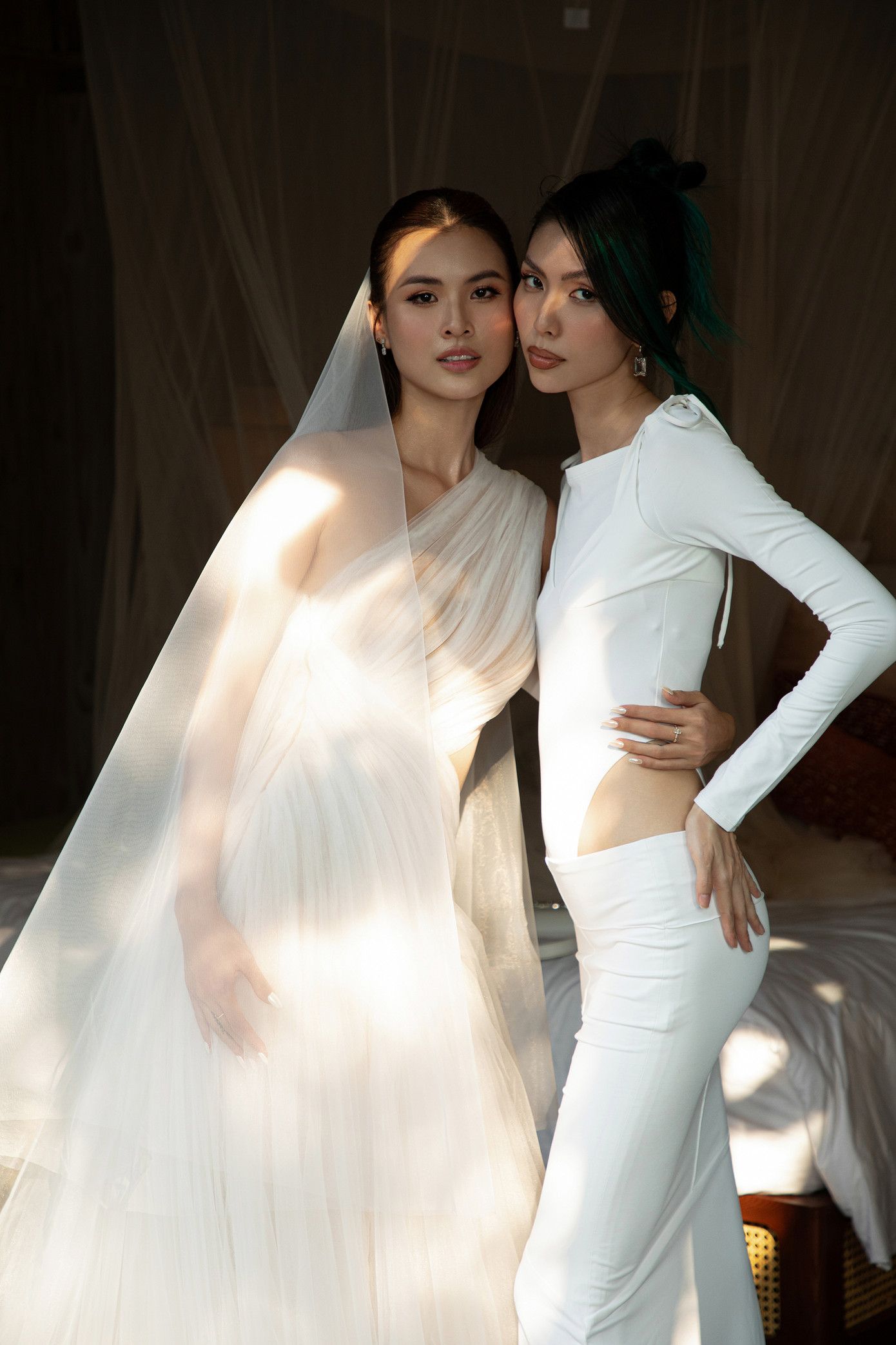 Bùi Thị Xuân Hạnh, Thùy Dương và Huỳnh Thị Cẩm Tiên chụp ảnh kỷ niệm với Cao Thiên Trang. Bùi Thị Xuân Hạnh, Thùy Dương và Huỳnh Thị Cẩm Tiên chụp ảnh kỷ niệm với Cao Thiên Trang.