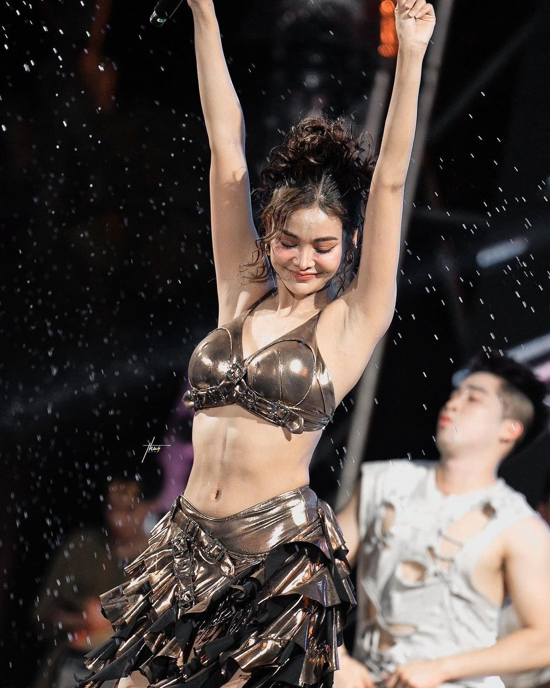 Engfa Wahara biểu diễn tại sự kiện. Engfa Wahara biểu diễn tại sự kiện.