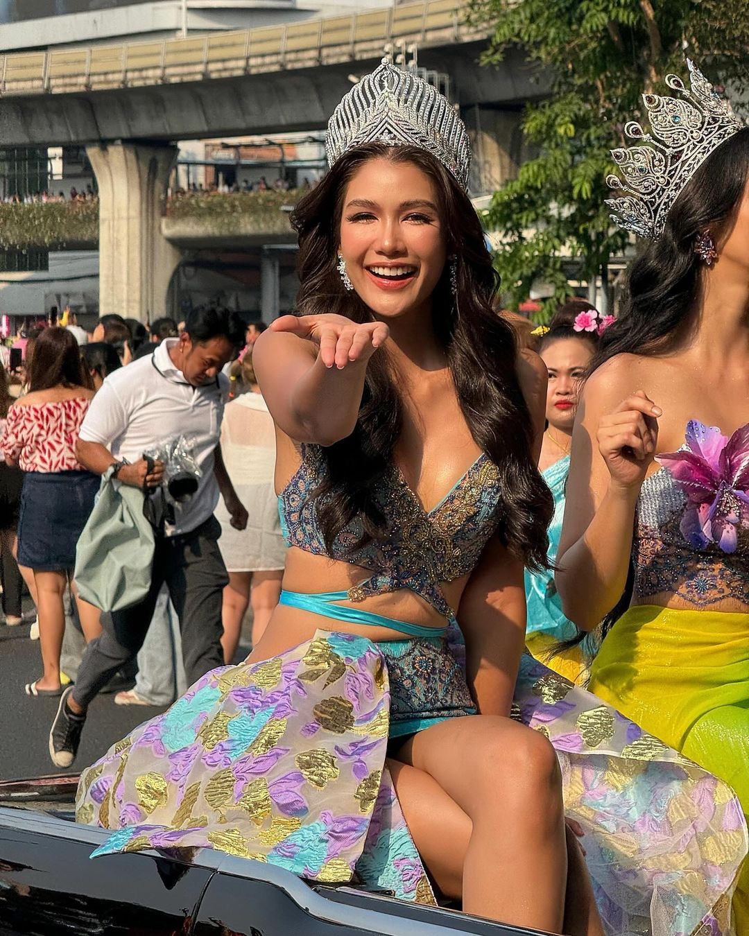 Hoa hậu Hoàn vũ Thái Lan 2015 Aniporn Chalermburanawong mặc trang phục cut-out nóng bỏng.