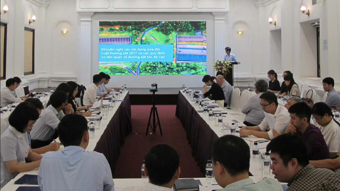 Tại hội thảo, các chuyên gia trong và ngoài nước đã chia sẻ kinh nghiệm của các nước về các văn bản pháp luật, chính sách phát triển đường sắt tốc độ cao, đường sắt đô thị. Tại hội thảo, các chuyên gia trong và ngoài nước đã chia sẻ kinh nghiệm của các nước về các văn bản pháp luật, chính sách phát triển đường sắt tốc độ cao, đường sắt đô thị.