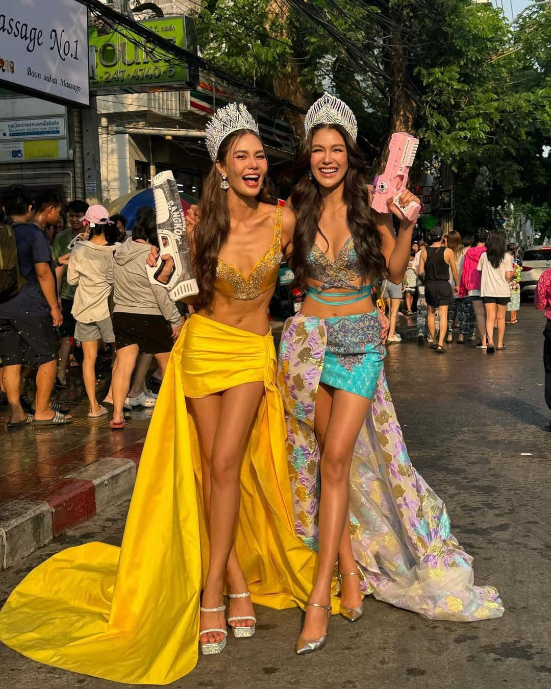 Hoa hậu Hoàn vũ Thái Lan 2015 và 2016 diện trang phục cut-out khoe vòng một và chân dài trên đường phố.