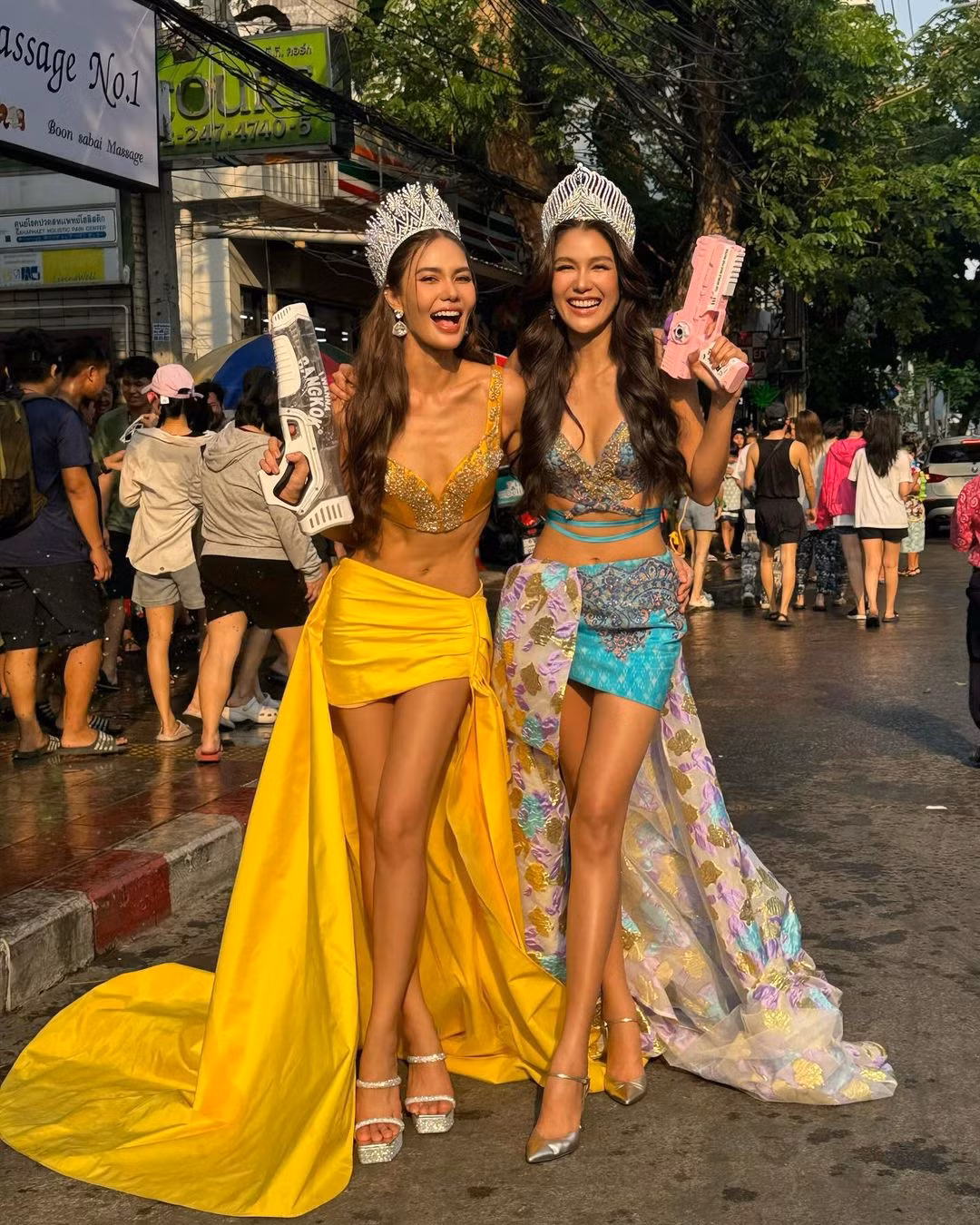 Hoa hậu Hoàn vũ Thái Lan 2015 và 2016 diện trang phục cut-out khoe vòng một và chân dài trên đường phố. Hoa hậu Hoàn vũ Thái Lan 2015 và 2016 diện trang phục cut-out khoe vòng một và chân dài trên đường phố.