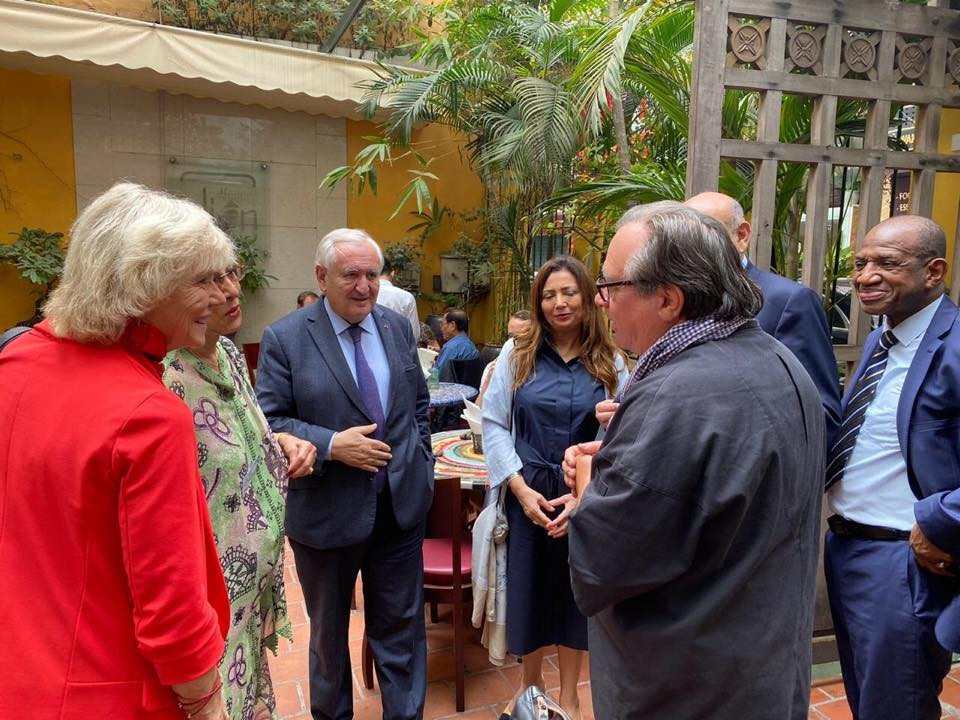 Cựu Thủ tướng Đức Angela Merkel, cựu Thủ tướng Pháp Jean-Pierre Raffarin từng ghé nhà hàng (ảnh: VietnamNet).