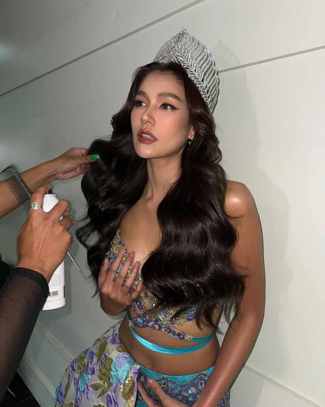 Hoa hậu Hoàn vũ Thái Lan 2015 Aniporn Chalermburanawong mặc trang phục cut-out nóng bỏng.