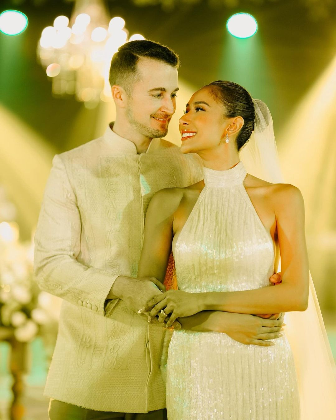 Á hậu 1 Hoa hậu Hòa bình 2020 Samantha Bernardo tổ chức hôn lễ với chồng ngoại quốc.