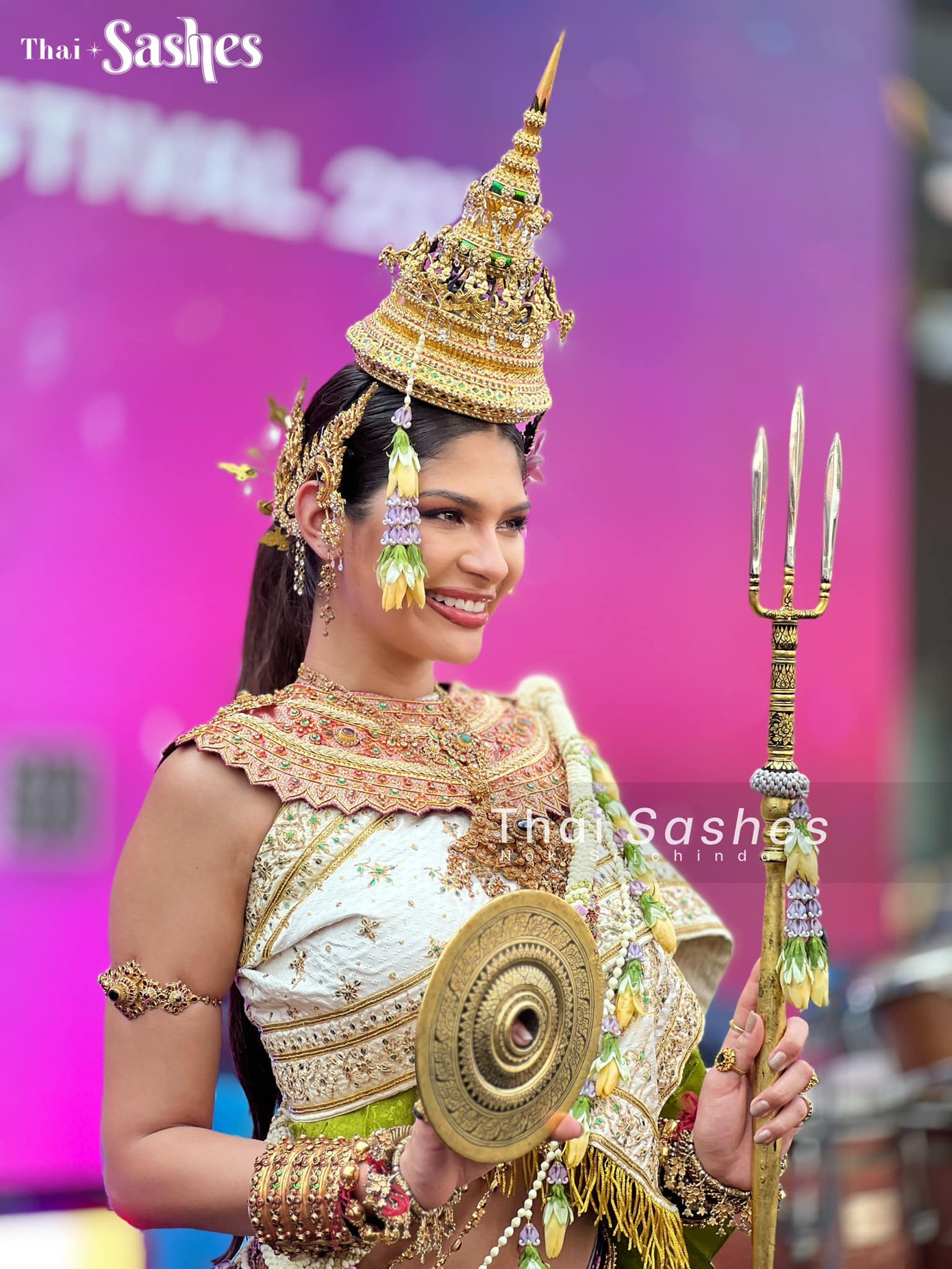 Đương kim Hoa hậu Hoàn vũ 2023 Sheynnis Palacios cũng tham dự sự kiện diễu hành trên đường phố. Cô mặc trang phục dân tộc Thái Lan với những phụ kiện lộng lẫy, đẹp mắt. Người đẹp đang có chuyến công tác tại các nước Đông Nam Á. Cuối tháng 4, cô đến Việt Nam.