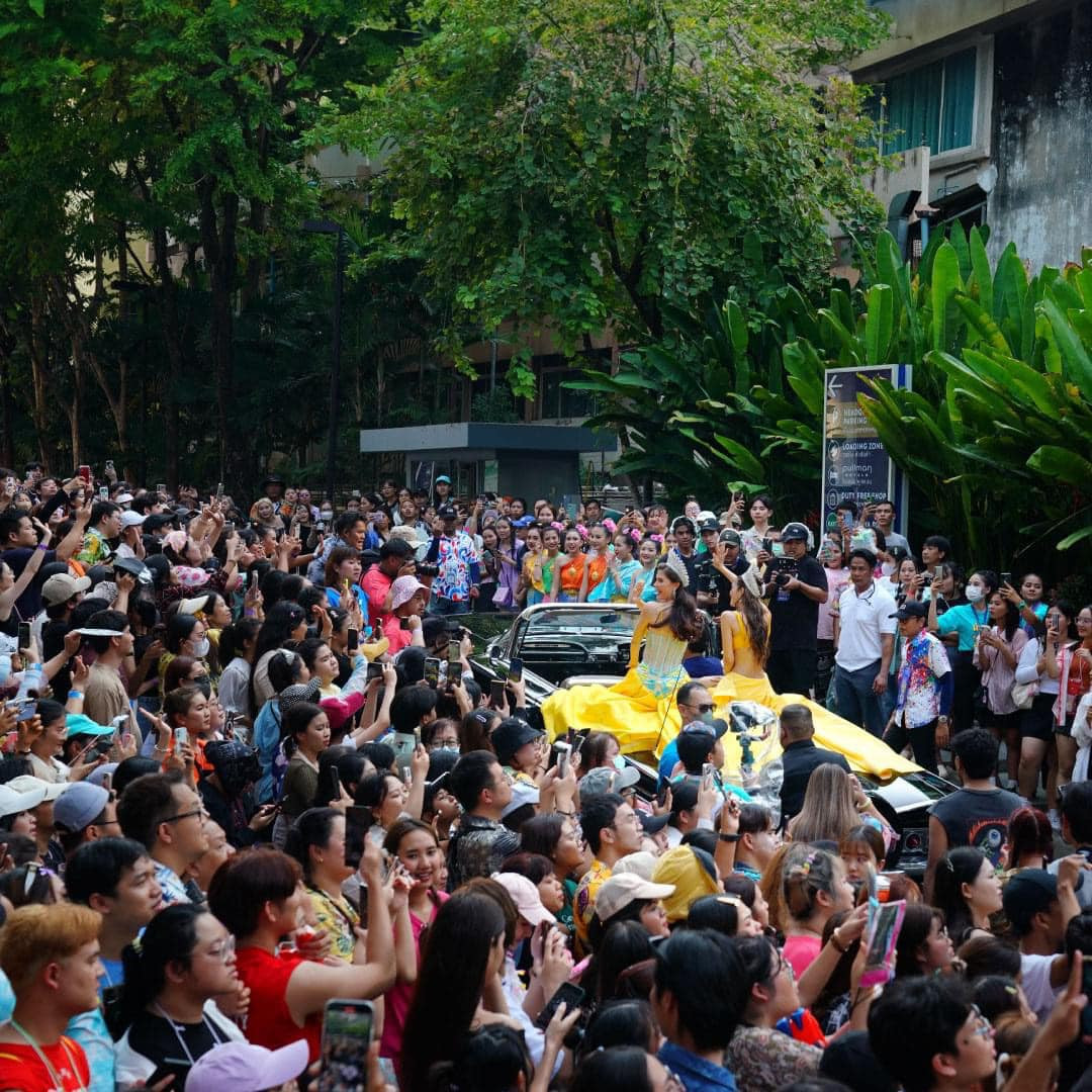 Những ngày này đang diễn ra lễ hội té nước Songkran 2024, thu hút hàng nghìn khách du lịch tham dự. Hôm 14/4, các cựu Hoa hậu Hoàn vũ Thái Lan gây chú ý khi ngồi trên xe diễu hành khắp các tuyến phố.