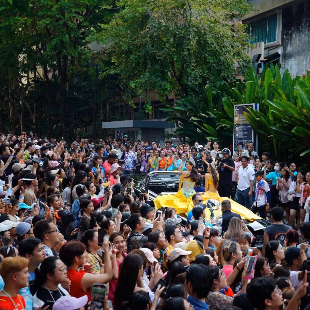 Những ngày này đang diễn ra lễ hội té nước Songkran 2024, thu hút hàng nghìn khách du lịch tham dự. Hôm 14/4, các cựu Hoa hậu Hoàn vũ Thái Lan gây chú ý khi ngồi trên xe diễu hành khắp các tuyến phố. Những ngày này đang diễn ra lễ hội té nước Songkran 2024, thu hút hàng nghìn khách du lịch tham dự. Hôm 14/4, các cựu Hoa hậu Hoàn vũ Thái Lan gây chú ý khi ngồi trên xe diễu hành khắp các tuyến phố.