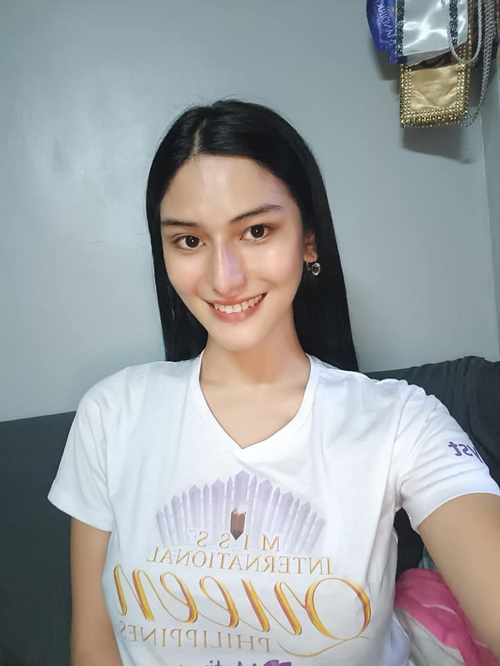 Sophia năm nay 26 tuổi, được nhận xét có nhan sắc ngọt ngào. Mặt mộc của cô được khen ngợi nữ tính.