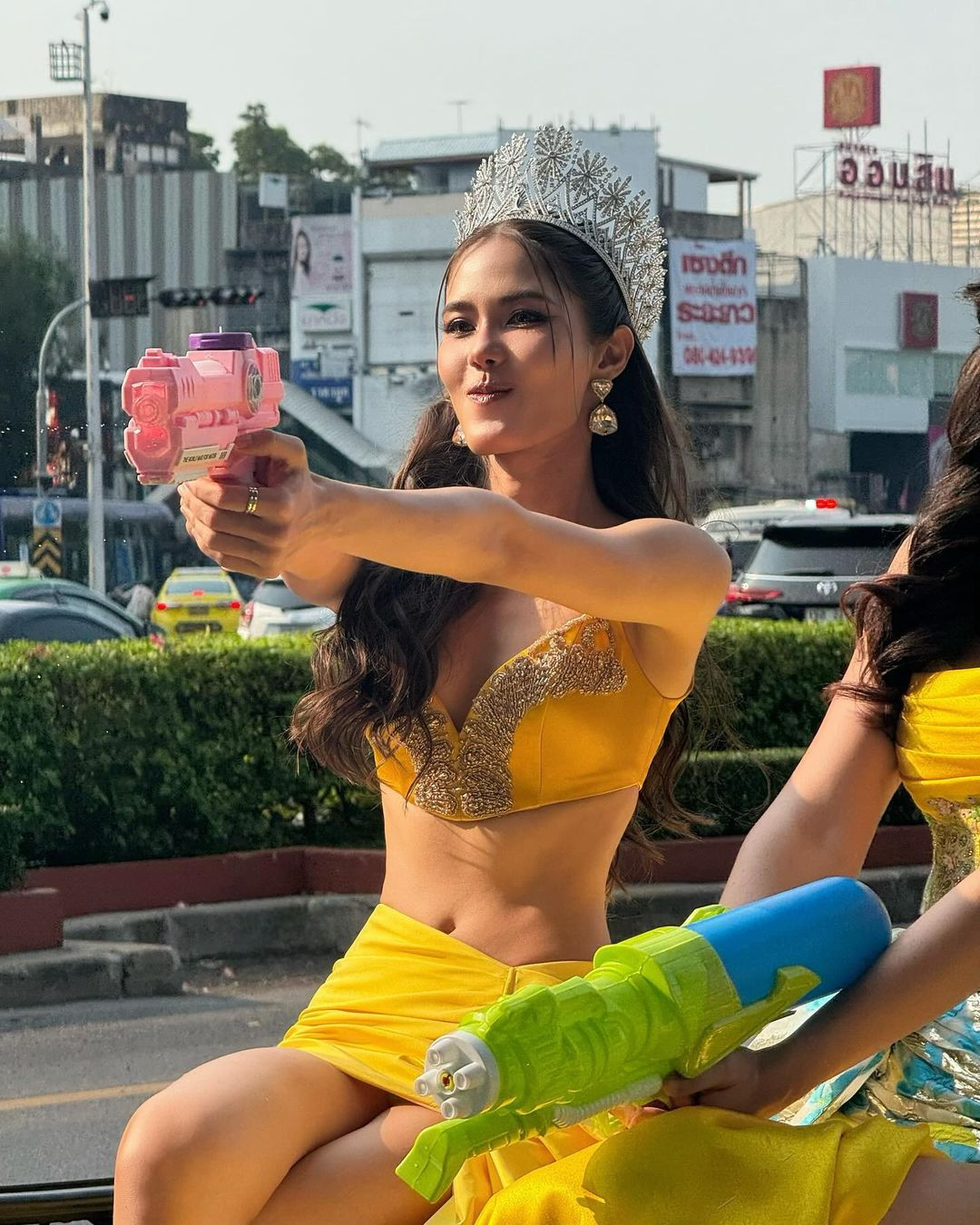 Hoa hậu Hoàn vũ Thái Lan 2016 Namtan Chalita Suansane diện trang phục màu vàng nổi bật, khoe vòng eo săn chắc.