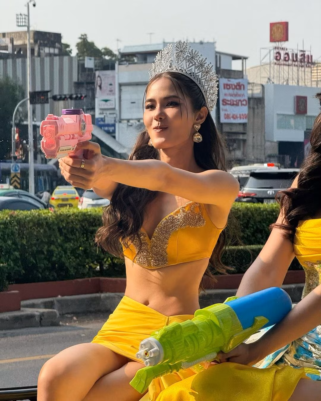 Hoa hậu Hoàn vũ Thái Lan 2016 Namtan Chalita Suansane diện trang phục màu vàng nổi bật, khoe vòng eo săn chắc. Hoa hậu Hoàn vũ Thái Lan 2016 Namtan Chalita Suansane diện trang phục màu vàng nổi bật, khoe vòng eo săn chắc.