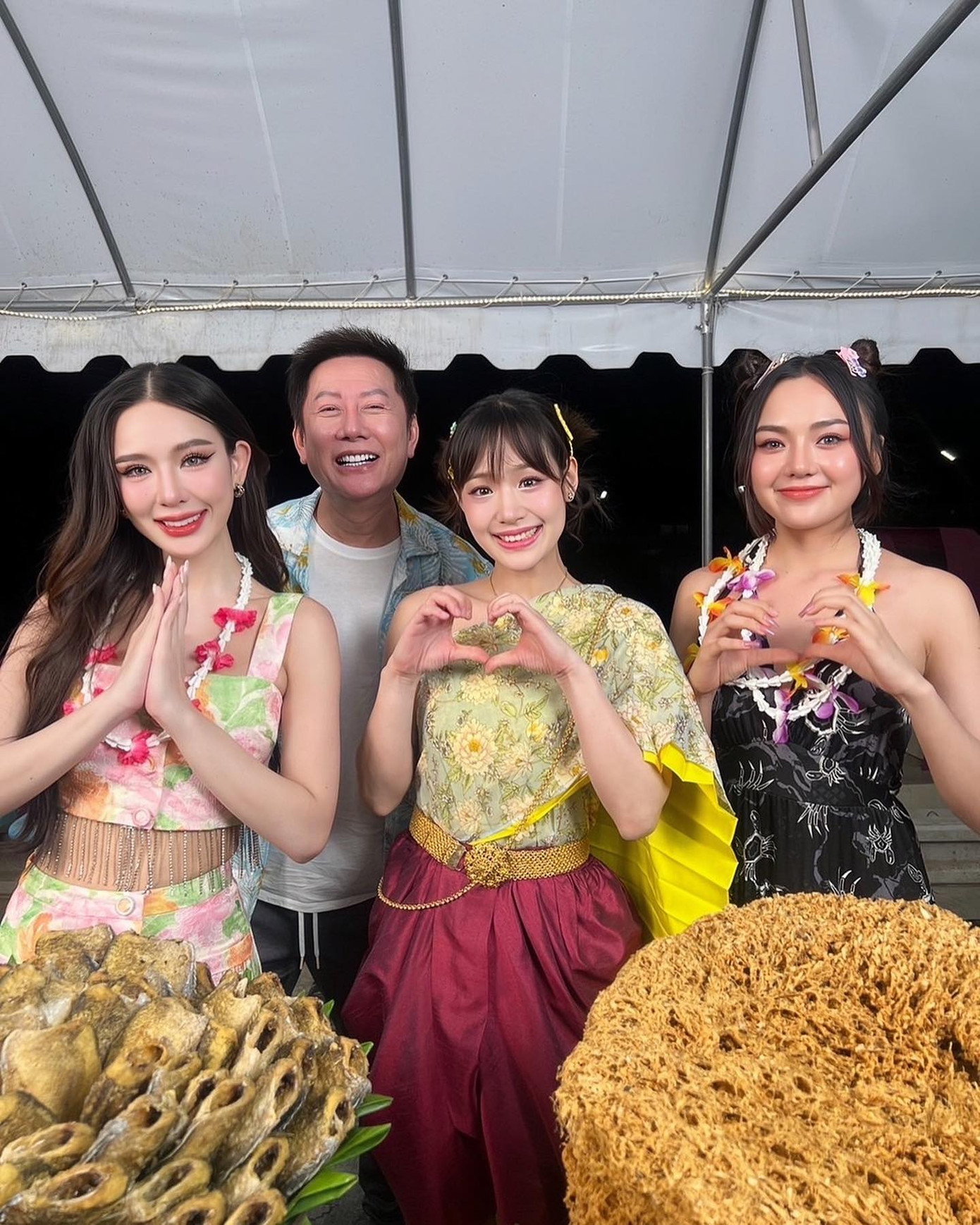 Malin Chara-anan nhảy nhót khi livestream bán hàng.