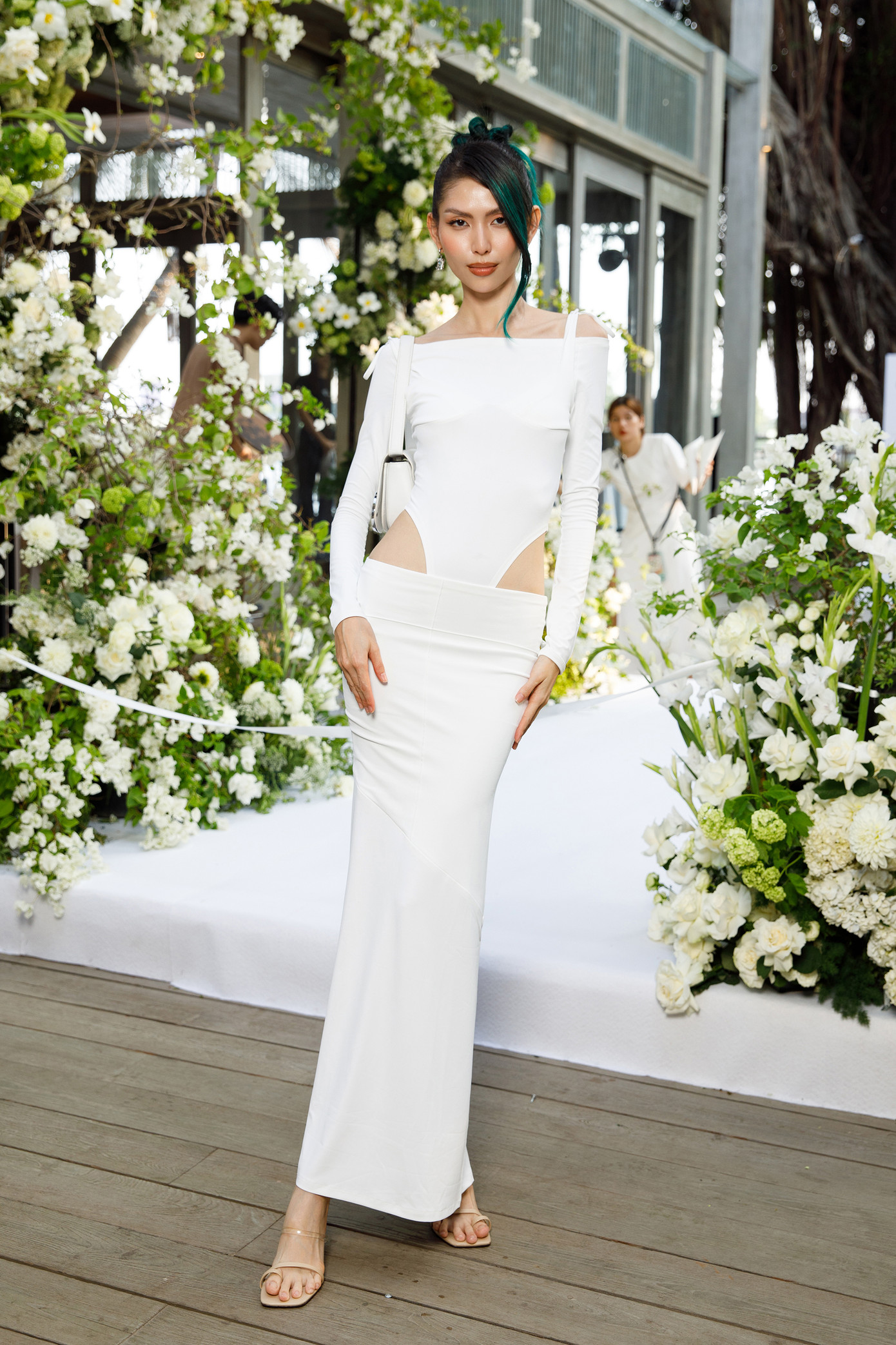 Người mẫu Thùy Dương diện váy trắng cut-out dự tiệc cưới. Cô là bạn thân của Cao Thiên Trang từ thời cả hai cùng thi Vietnam's Next Top Model. Người mẫu Thùy Dương diện váy trắng cut-out dự tiệc cưới. Cô là bạn thân của Cao Thiên Trang từ thời cả hai cùng thi Vietnam's Next Top Model.