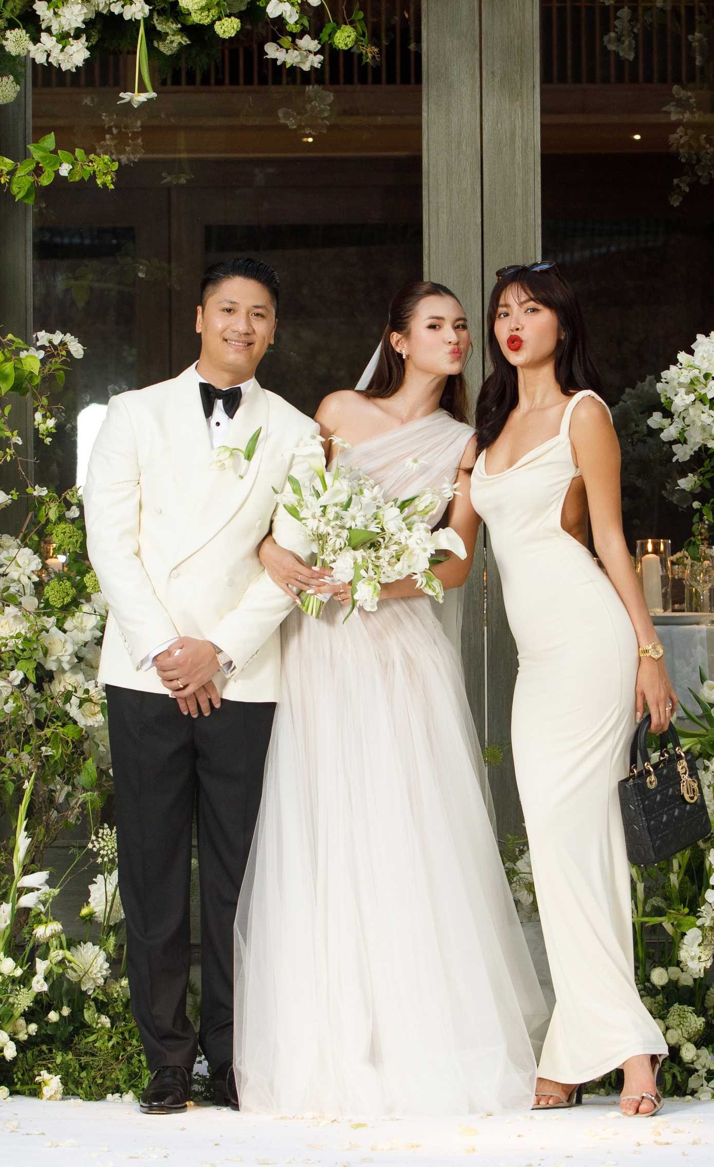 Người mẫu Minh Tú mặc váy lụa ôm sát tới dự cưới Cao Thiên Trang. Minh Tú cũng vừa tổ chức hôn lễ với chồng tây hôm 13/4. Người mẫu Minh Tú mặc váy lụa ôm sát tới dự cưới Cao Thiên Trang. Minh Tú cũng vừa tổ chức hôn lễ với chồng tây hôm 13/4.