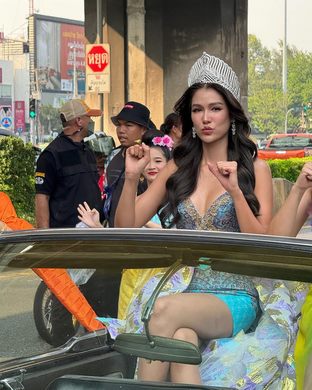 Hoa hậu Hoàn vũ Thái Lan 2015 Aniporn Chalermburanawong mặc trang phục cut-out nóng bỏng.