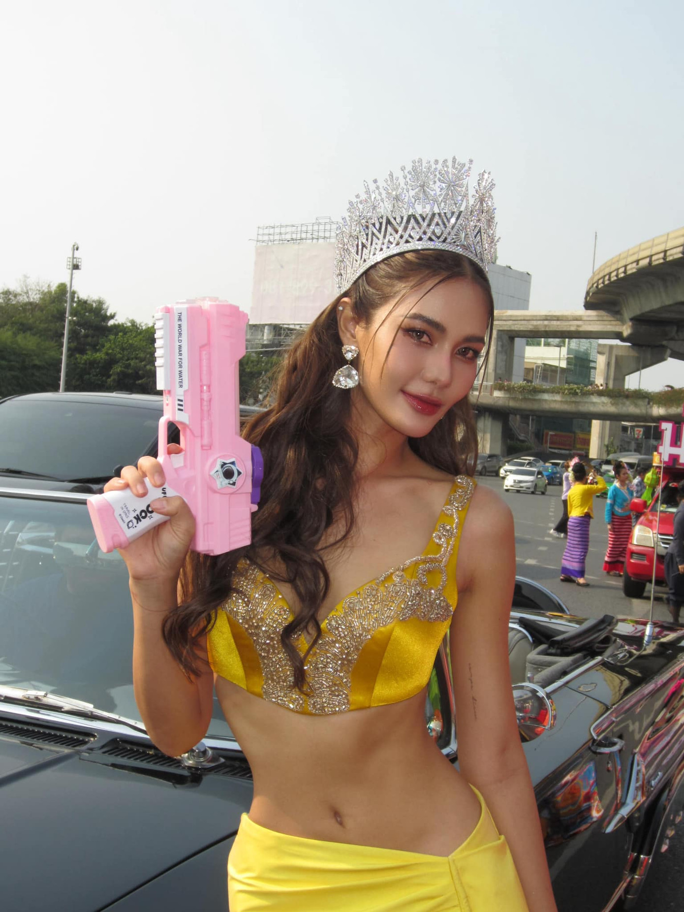 Hoa hậu Hoàn vũ Thái Lan 2016 Namtan Chalita Suansane diện trang phục màu vàng nổi bật, khoe vòng eo săn chắc.