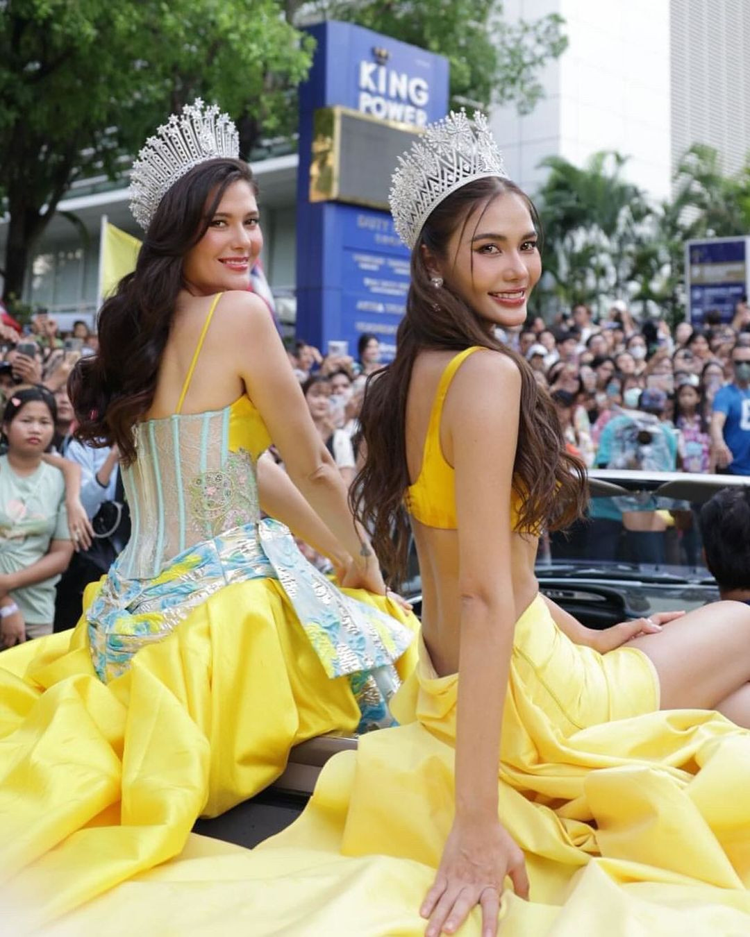 Hoa hậu Hoàn vũ Thái Lan 2021 Anchilee Scott-Kemmis, Hoa hậu Hoàn vũ Thái Lan 2015 Aniporn Chalermburanawong, Hoa hậu Hoàn vũ Thái Lan 2016 Namtan Chalita Suansane diện trang phục rực rỡ, nổi bật khi ngồi trên xe diễu hành.