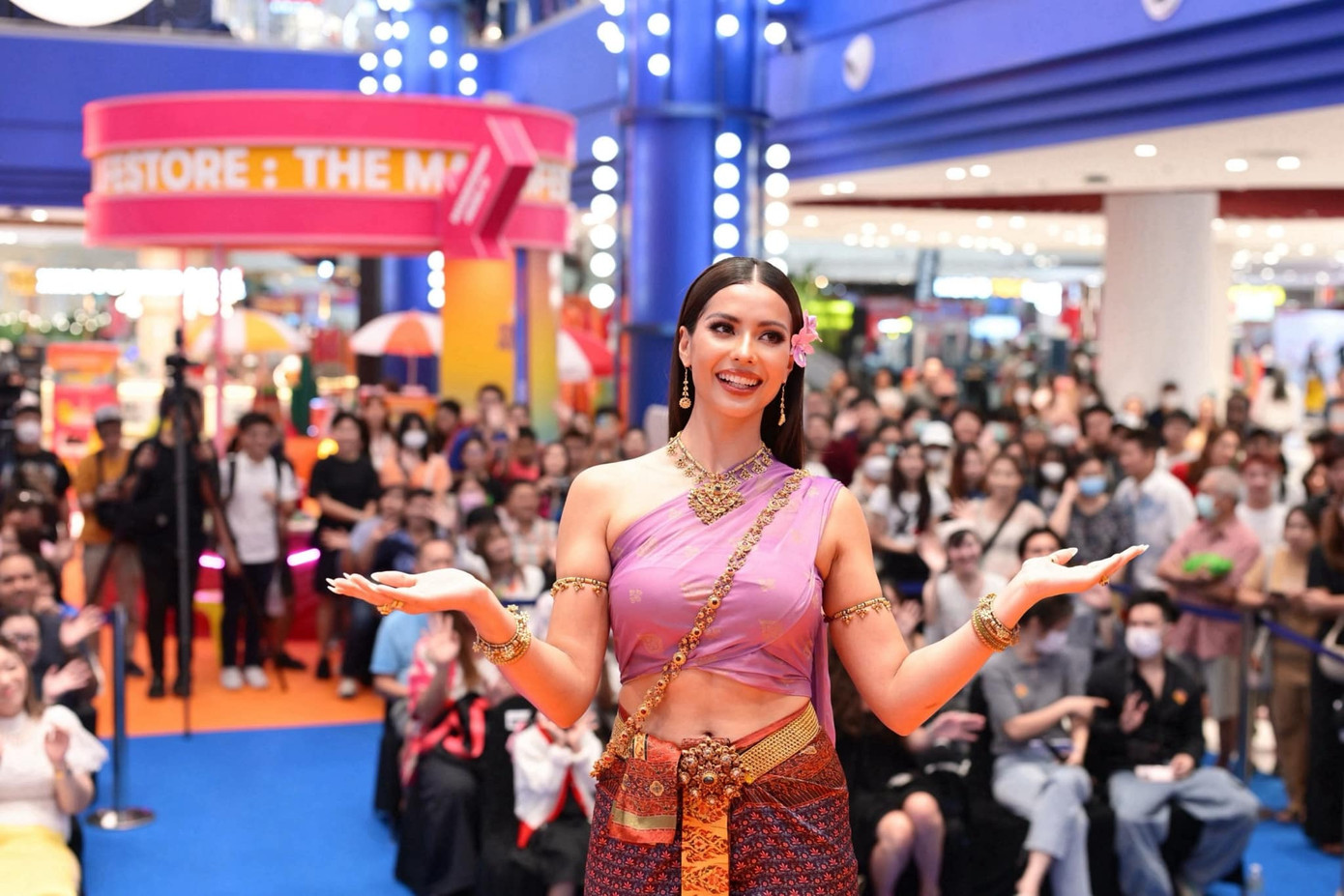 Á hậu 1 Hoa hậu Hoàn vũ 2023 Anntonia Porsild duyên dáng với trang phục truyền thống.